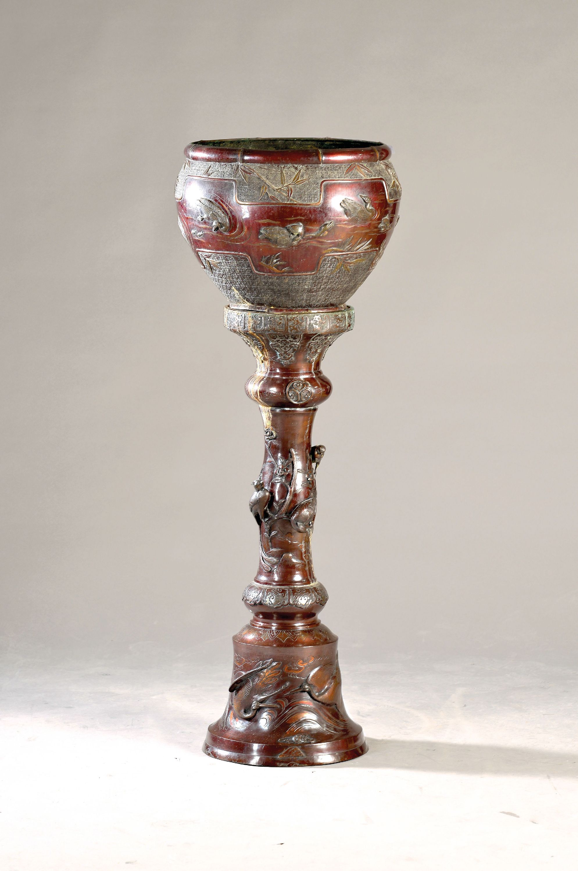 Image 27079777 - Große Blumensäule mit Übertopf, China, um 1900, Bronze, umlaufend reliefiert mit z.T. ...