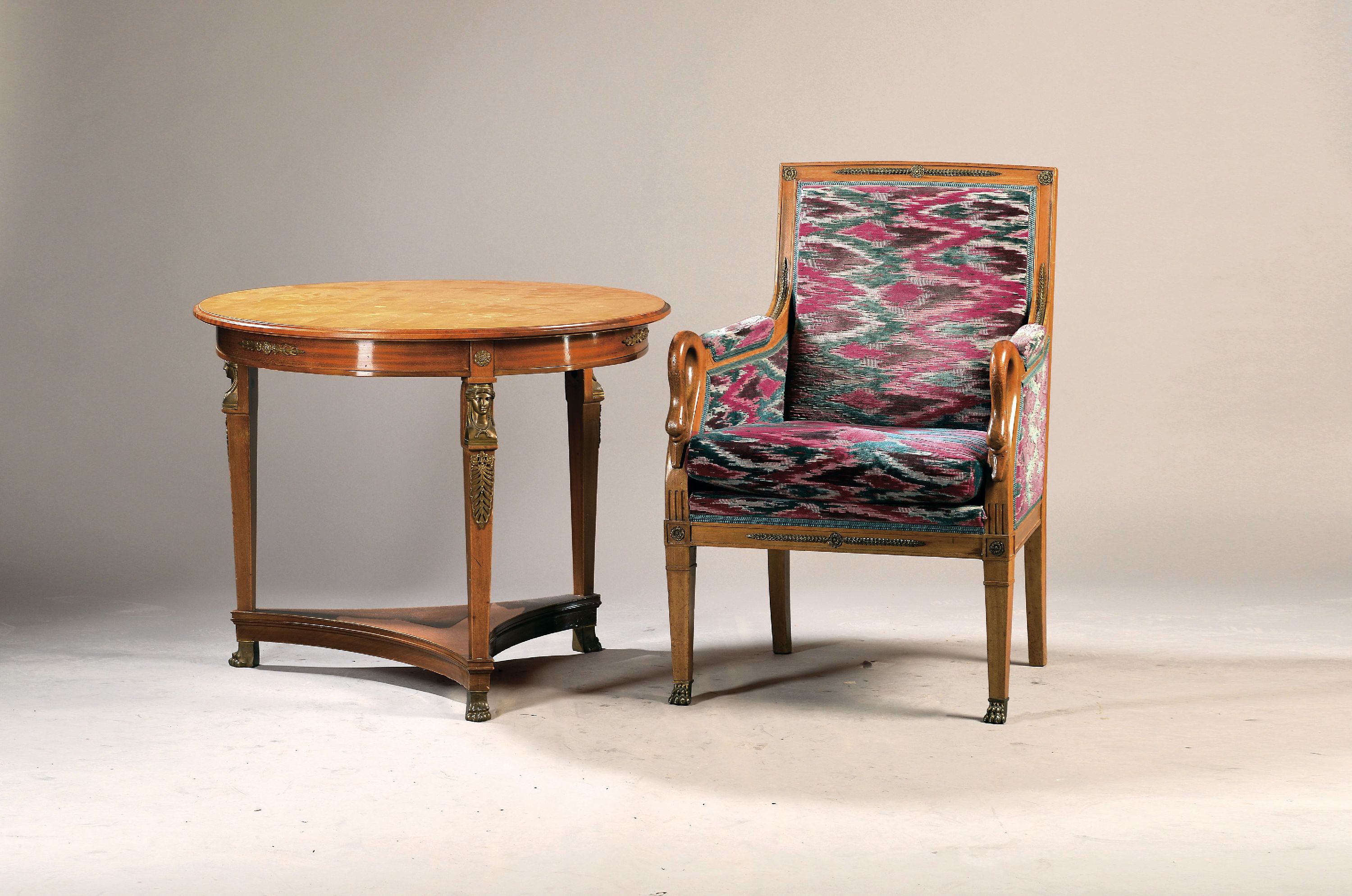 Detail a: 6-teilige Sitzgruppe, Frankreich, 19.Jh., bestehend Sofa, Tisch, 2 Sessel und 2 Stühlen, Tisch Eschefurnier, aufwendige Bronzeapplikationen, ...