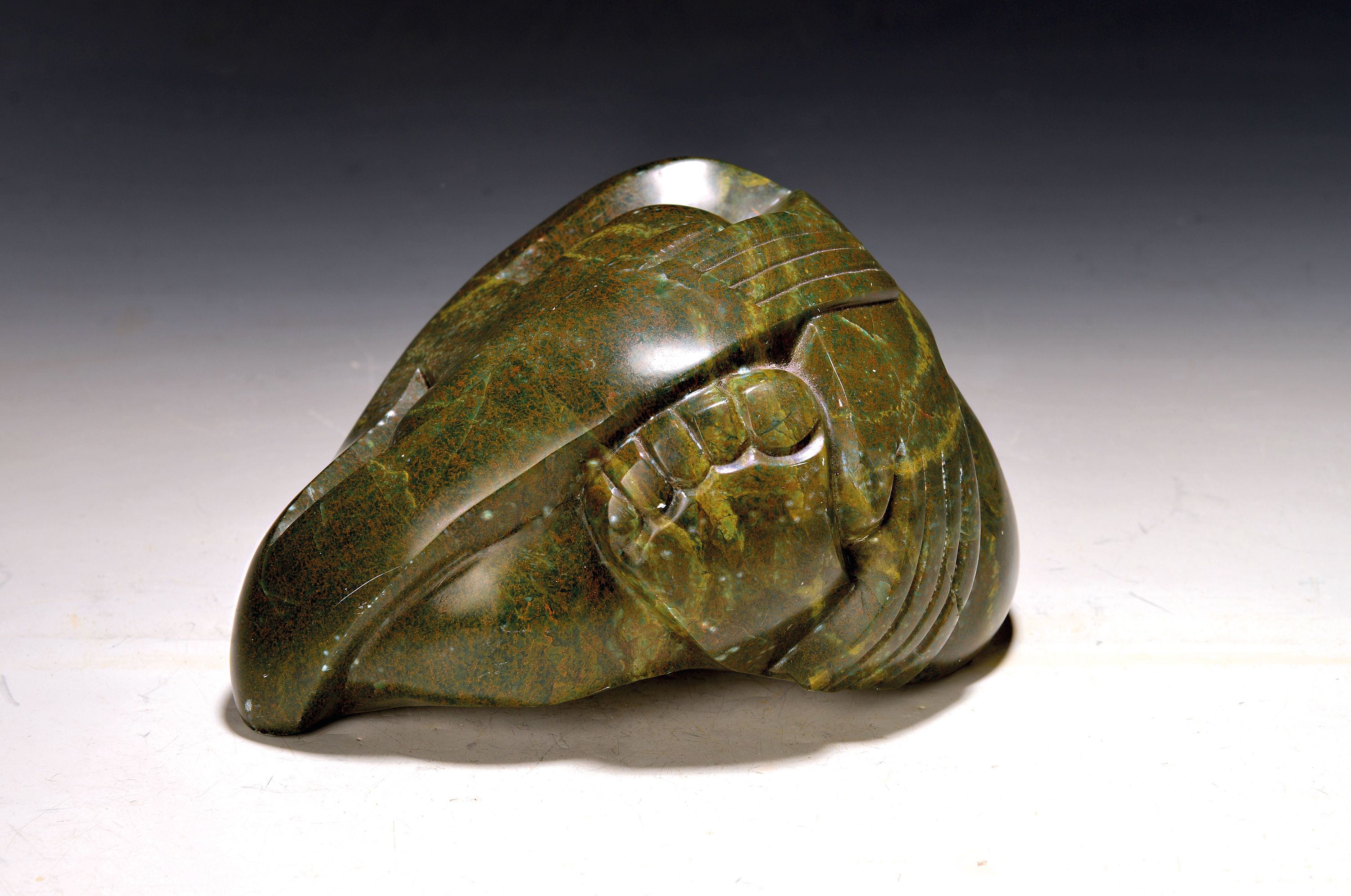 Image 27079785 - George Mirenes, Zärtlichkeit, Skulptur aus geschnittenem Serpentin, ca. 12x22x20cm