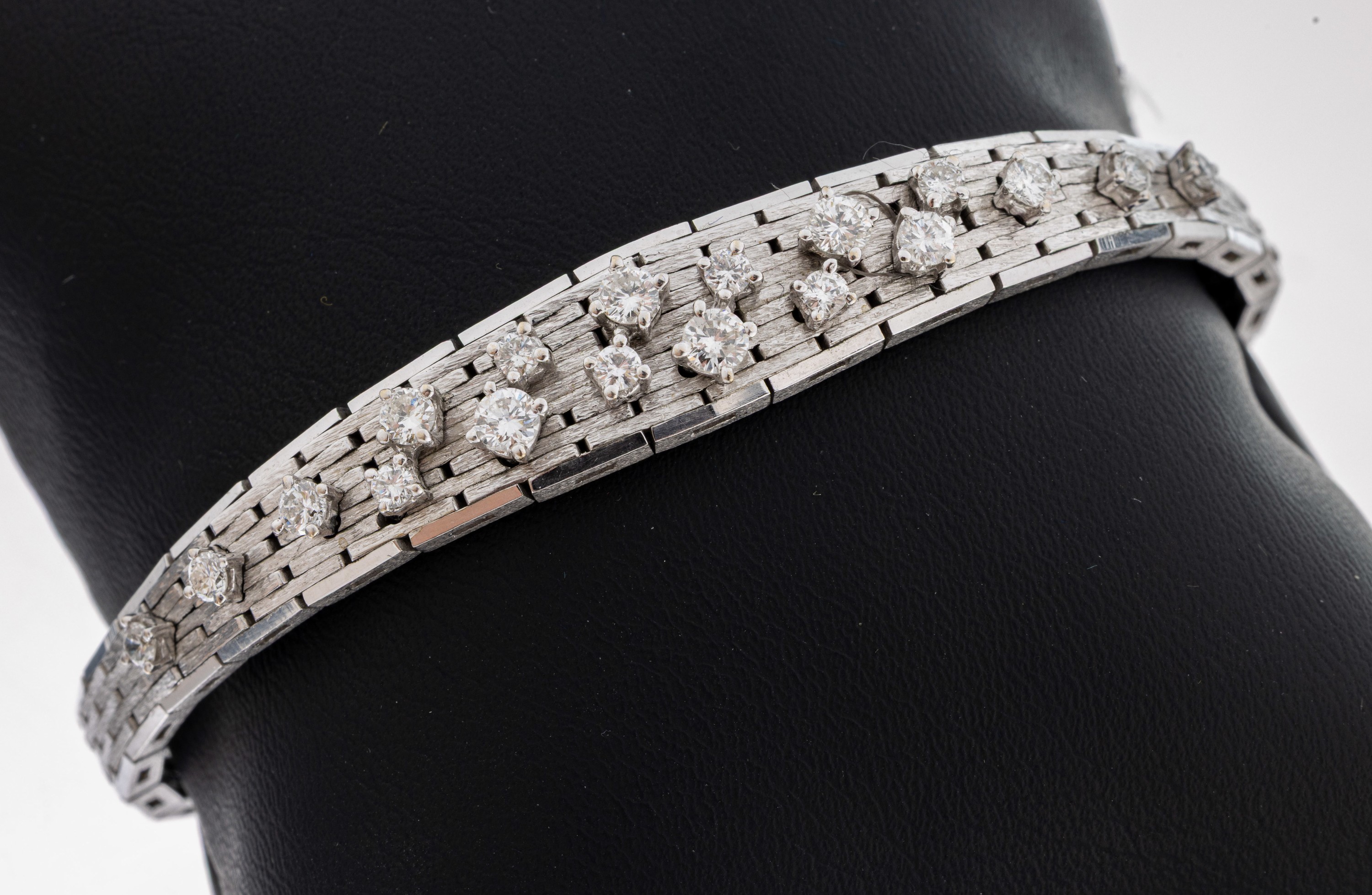 Image 27079789 - 14 kt Gold Brillant-Armband, WG 585/000, Backsteinoptik, 18 Brillanten zus. ca. 1.20 ...