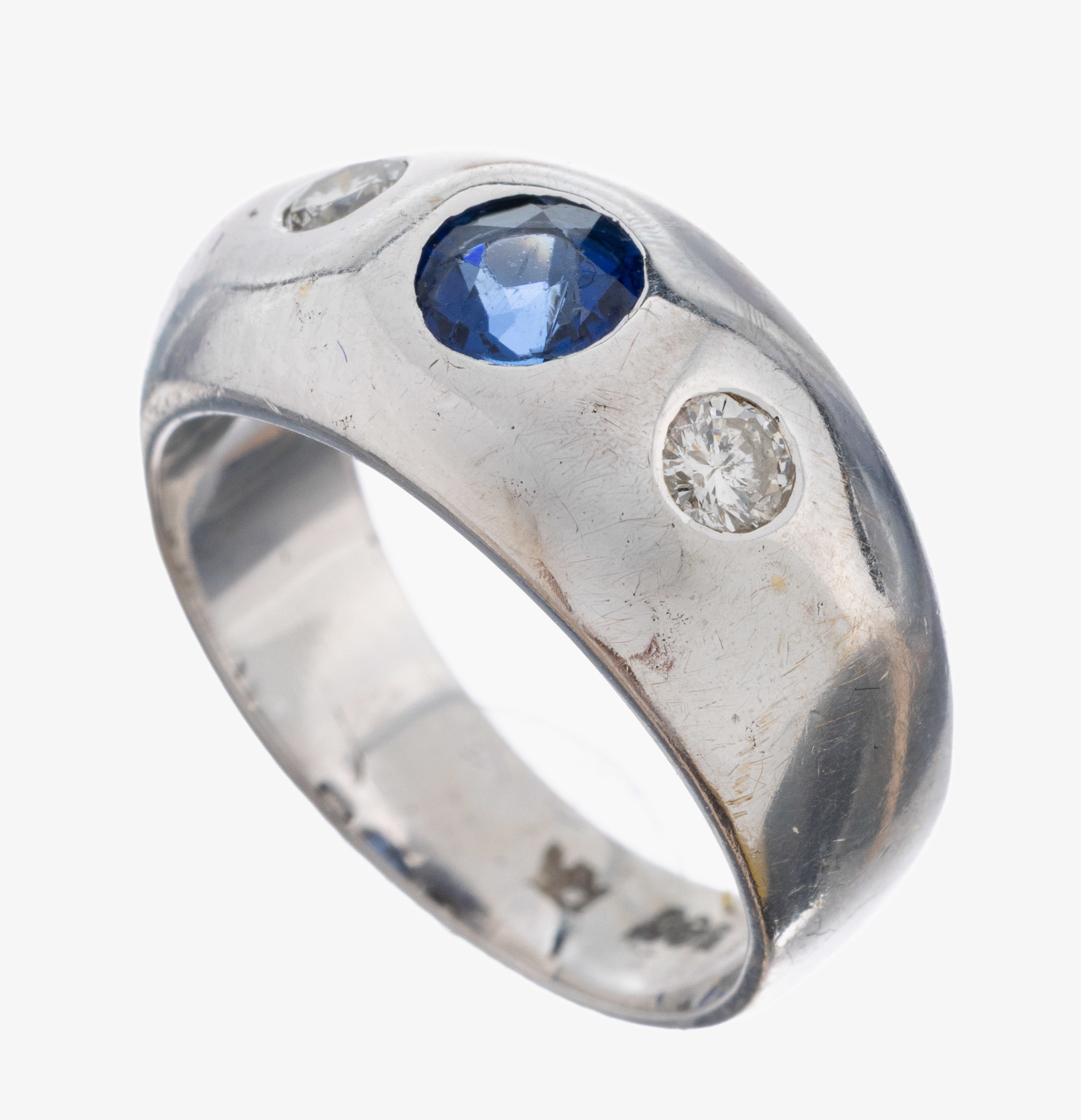 Image 27079792 - 14 kt Gold Saphir-Brillant-Ring, WG 585/000, mittig rundfacett. Saphir ca. 0.20 ct, 2 ...