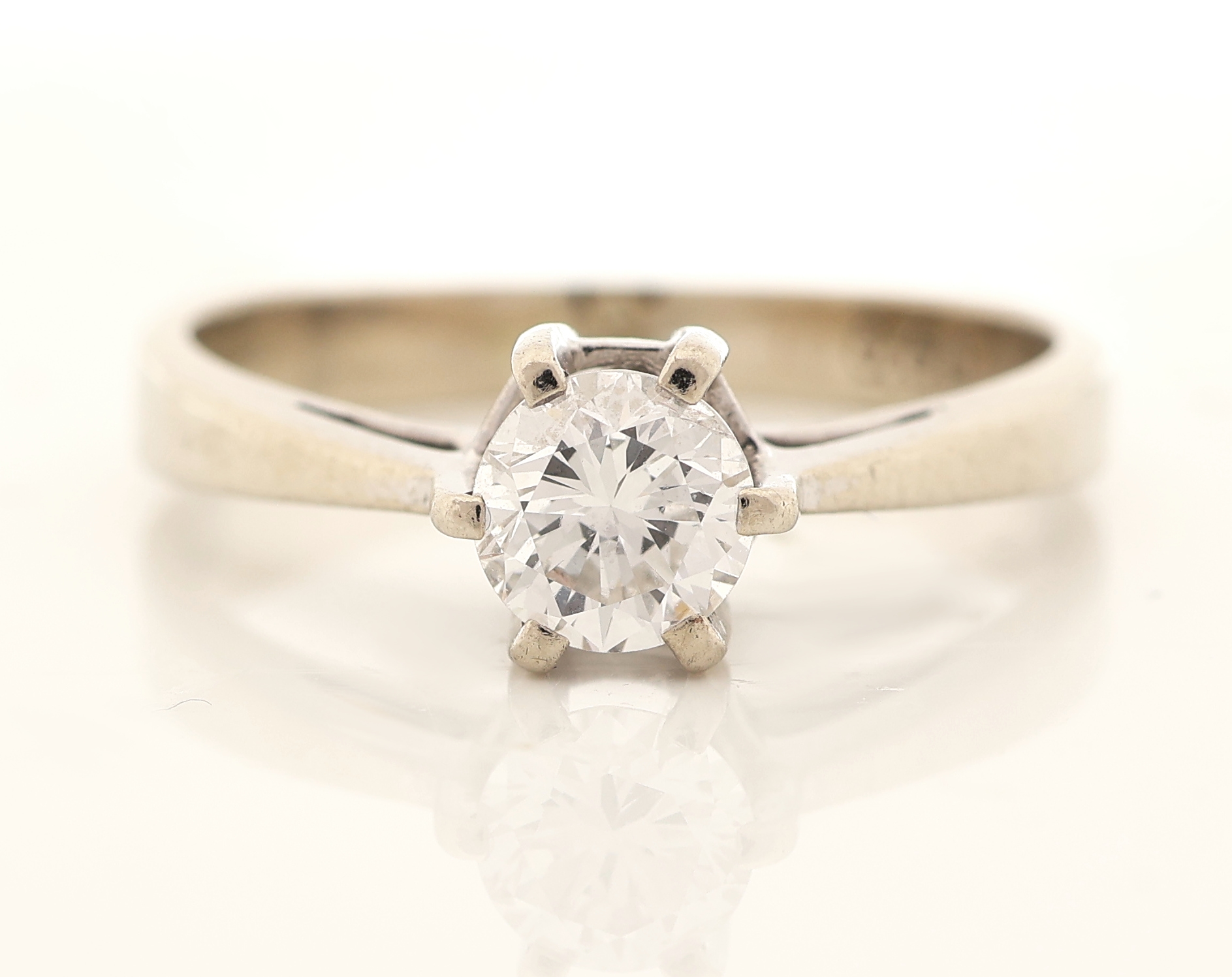 Detail a: 14 kt Gold Brillant-Ring, WG 585/000, Brillant ca. 0.60 ct (grav.) feines Weiß/si, RW 57, ca. 3.0 g