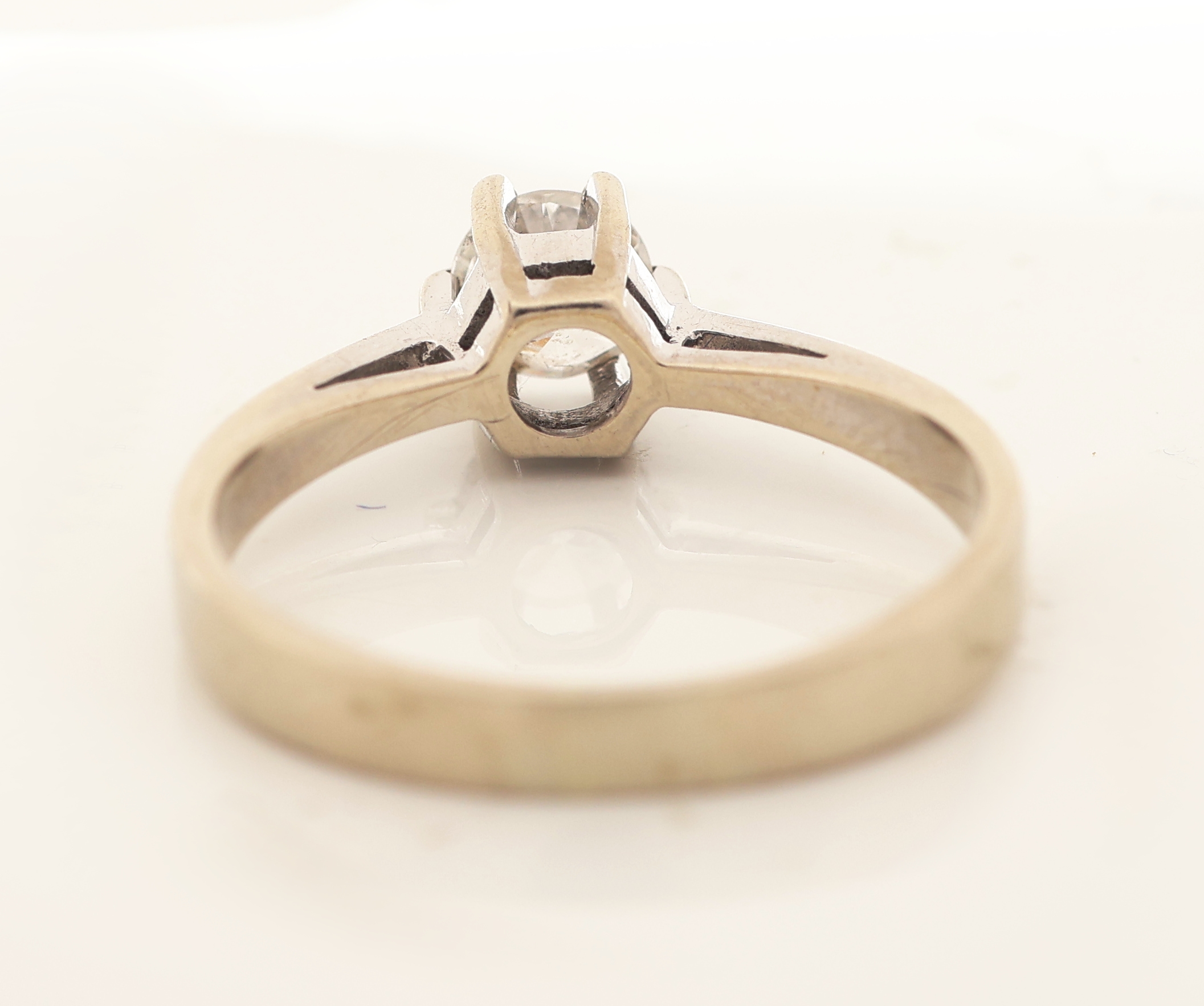 Detail b: 14 kt Gold Brillant-Ring, WG 585/000, Brillant ca. 0.60 ct (grav.) feines Weiß/si, RW 57, ca. 3.0 g