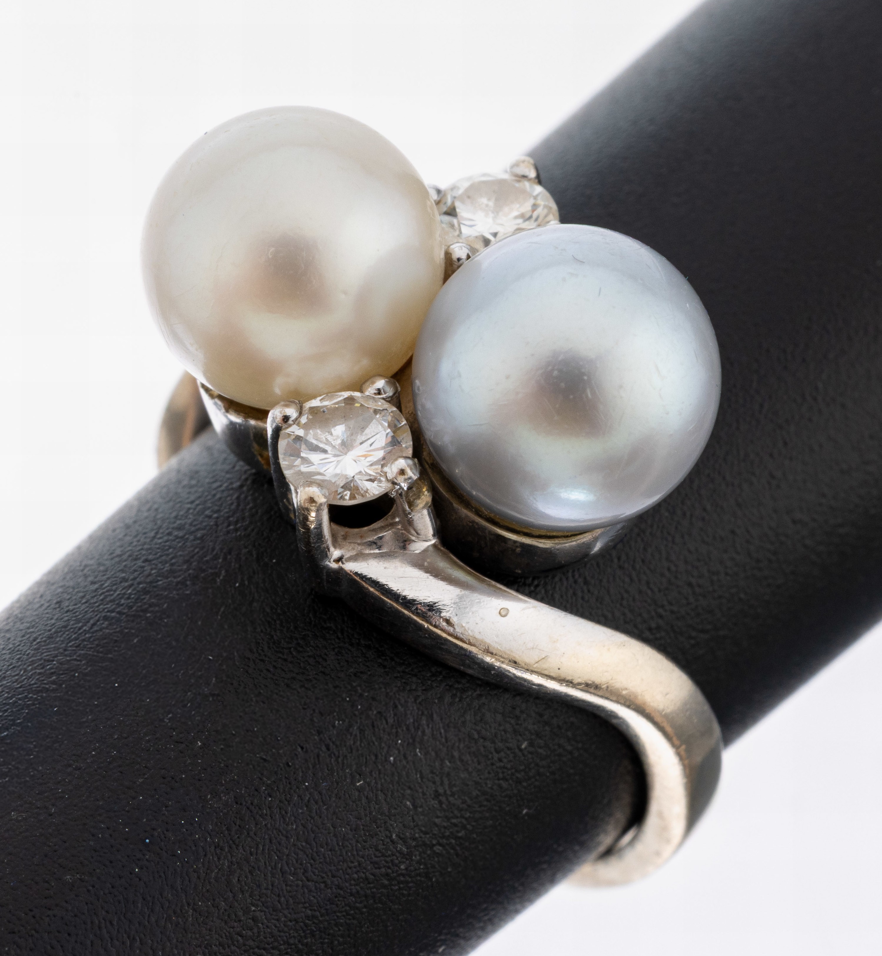 Image 27079795 - 18 kt Gold Brillant-Ring, WG 750/000, graueund weiße Zuchtperle, D. ca. 8.7 mm, 2 ...