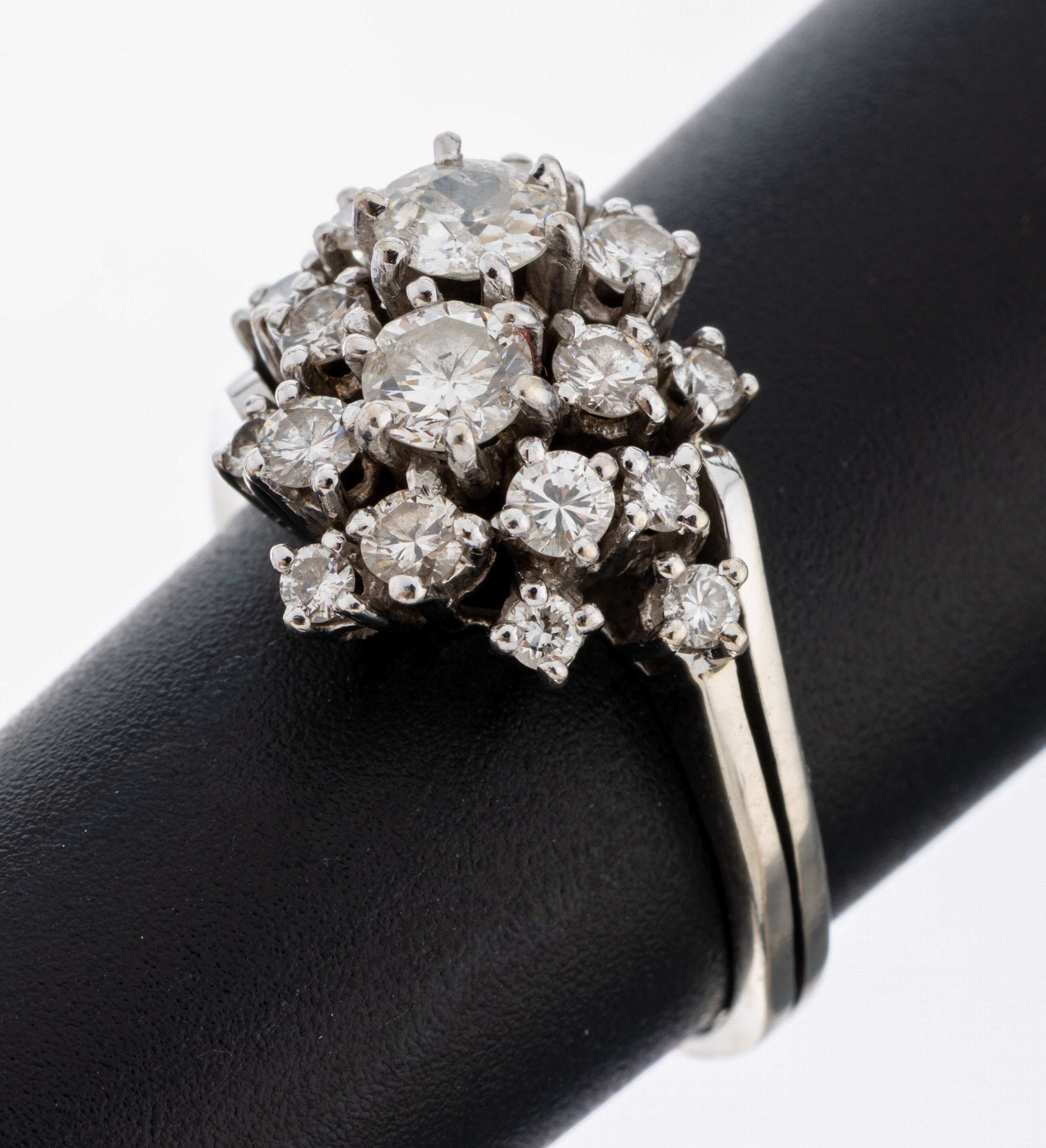 Image 27079797 - 14 kt Gold Brillant-Ring, WG 585/000, in mehreren Ebenen, 25 Brillanten zus. ca. 1.0 ...