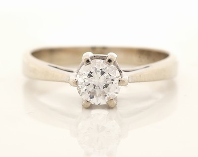 27079794a - 14 kt Gold Brillant-Ring, WG 585/000, Brillant ca. 0.60 ct (grav.) feines Weiß/si, RW ...