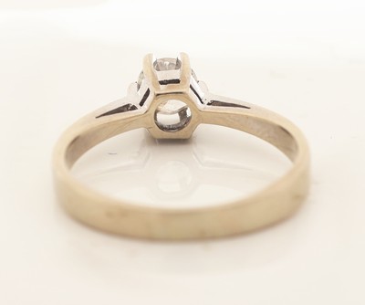 27079794b - 14 kt Gold Brillant-Ring, WG 585/000, Brillant ca. 0.60 ct (grav.) feines Weiß/si, RW ...