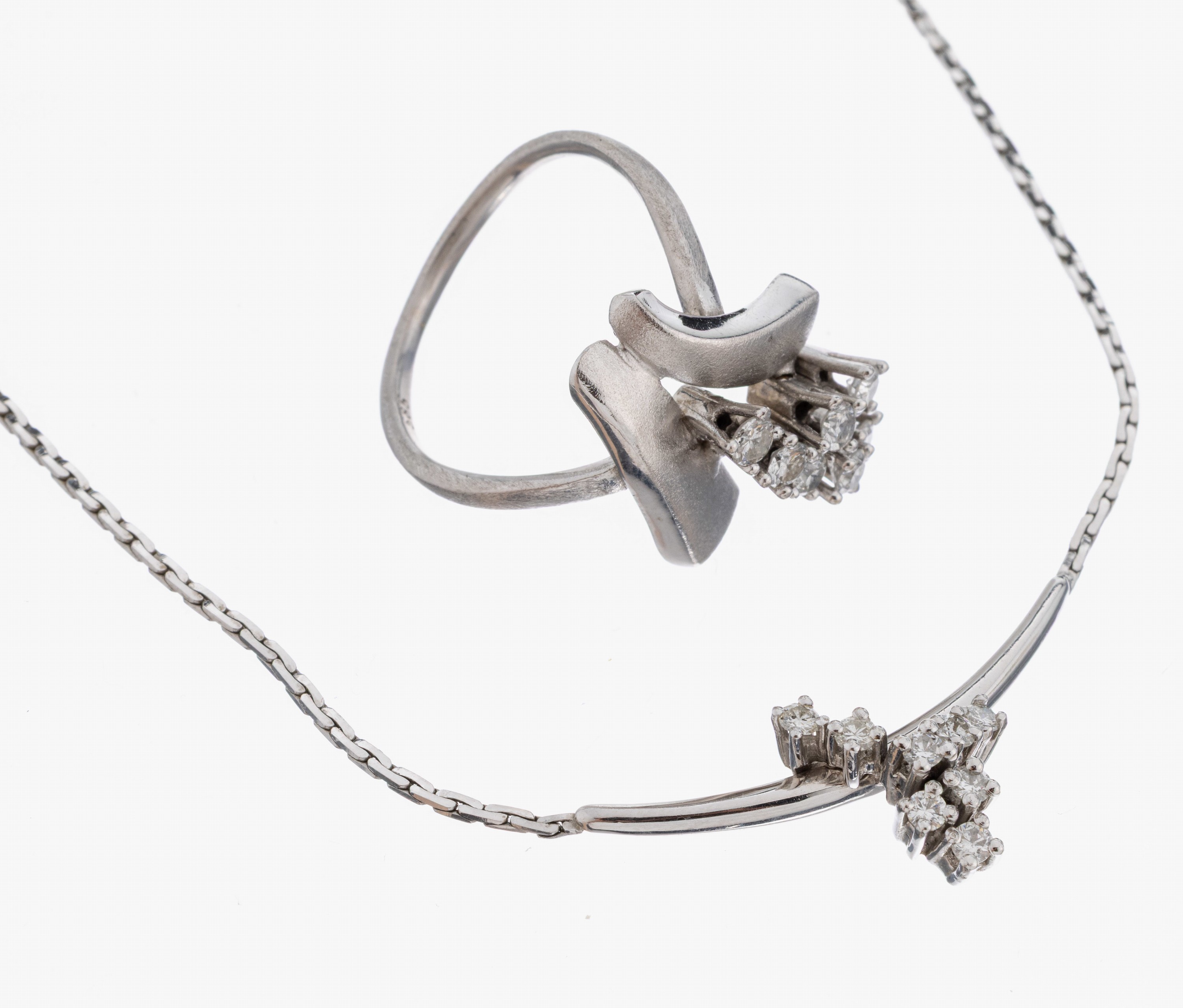 Detail a: 14 kt Gold Brillant-Konvolut, WG 585/000, best. aus: Ring, asym. Ringkopf, z.T. matt., 7Brillanten zus. ca. 0.35 ct Weiß/p1, RW 56, und 1 Collier, ...