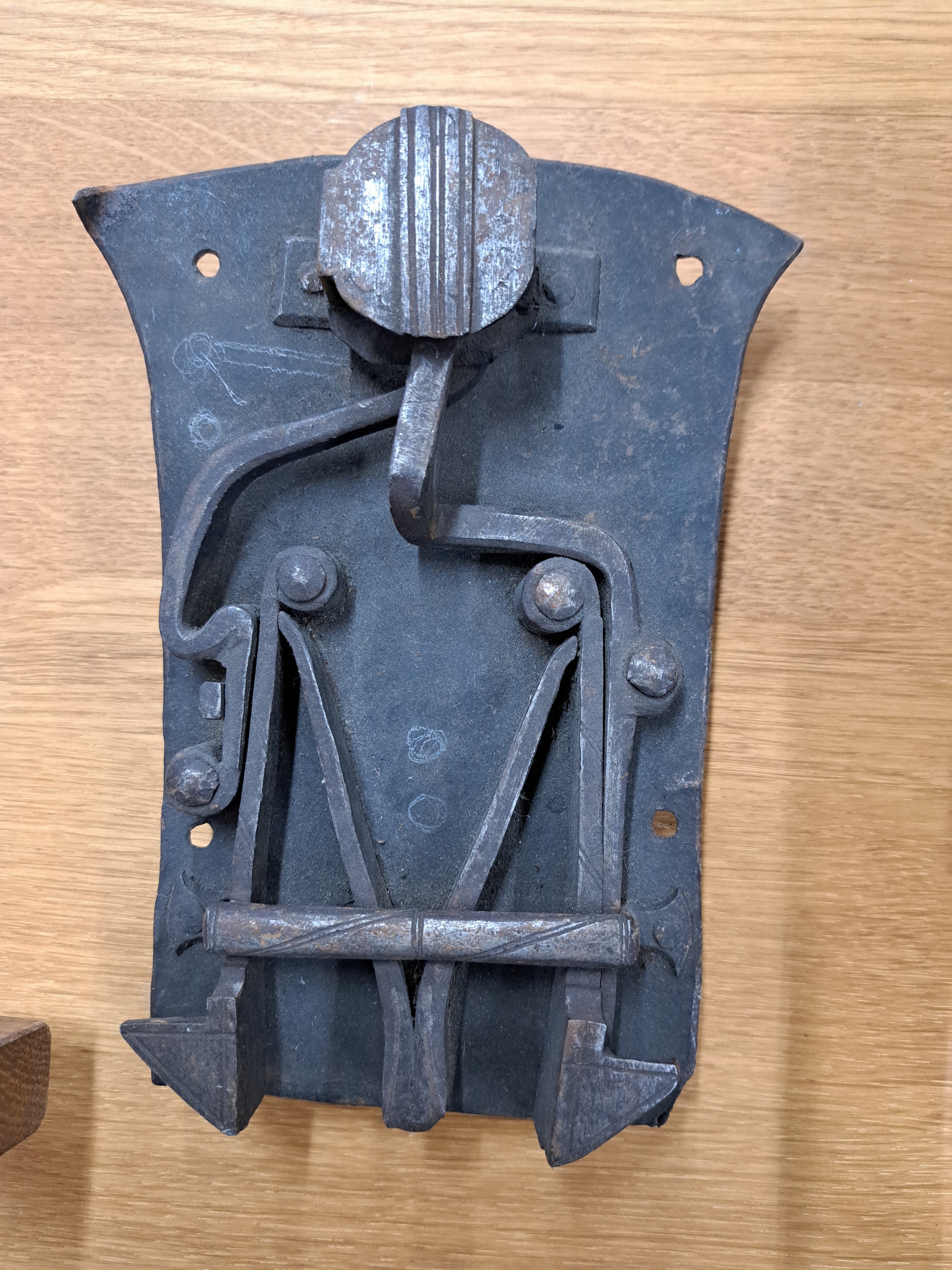 Detail d: 8 Schlösser und 8 Beschläge bzw. Applikationen aus der Barockzeit, Eisen geschmiedet, u.a. vier Schrankschlösser 17./ 18. Jh., zwei orig. ...