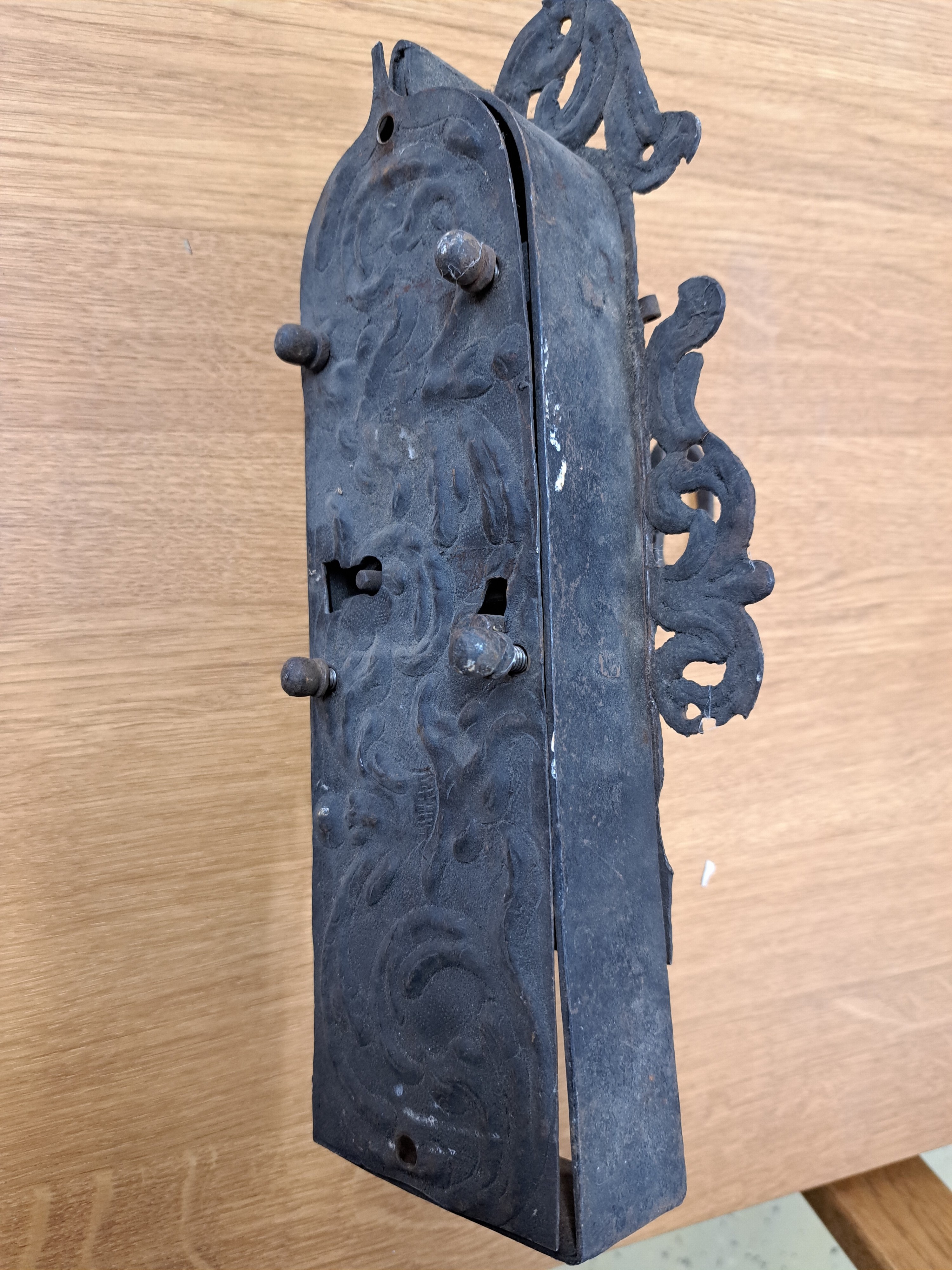 Detail g: 8 Schlösser und 8 Beschläge bzw. Applikationen aus der Barockzeit, Eisen geschmiedet, u.a. vier Schrankschlösser 17./ 18. Jh., zwei orig. ...