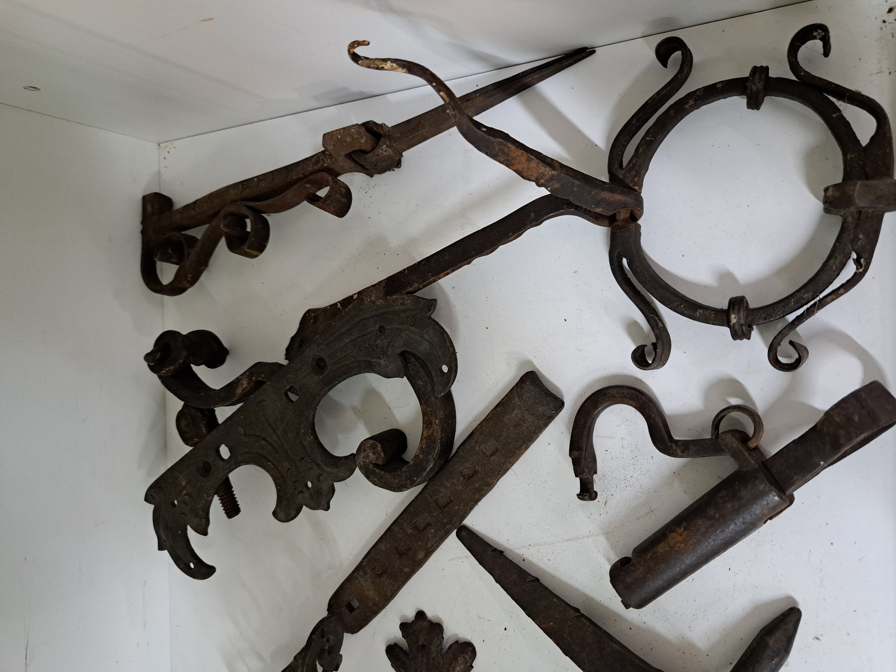 Detail k: 8 Schlösser und 8 Beschläge bzw. Applikationen aus der Barockzeit, Eisen geschmiedet, u.a. vier Schrankschlösser 17./ 18. Jh., zwei orig. ...