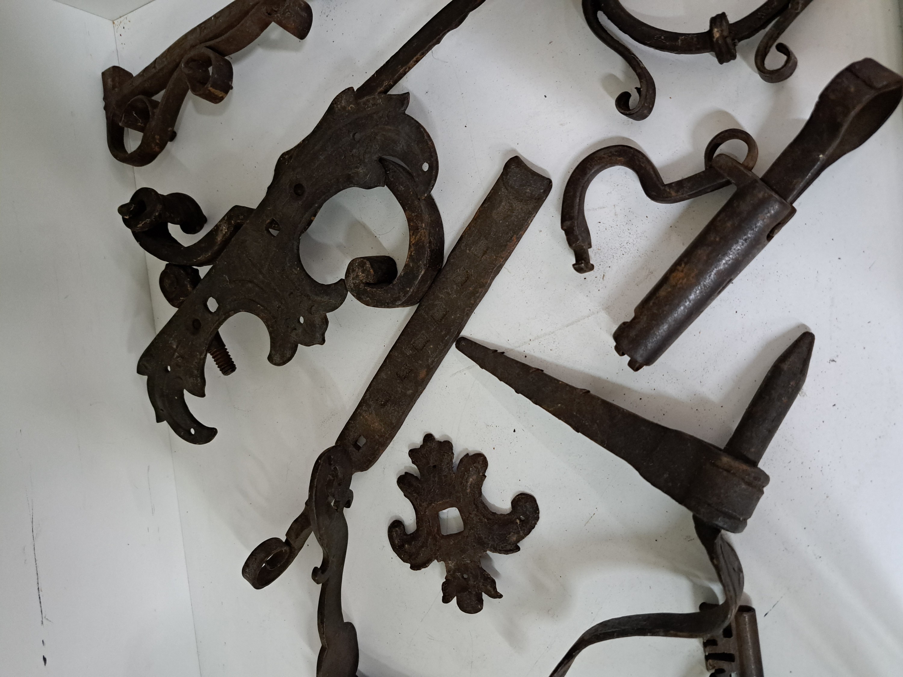 Detail l: 8 Schlösser und 8 Beschläge bzw. Applikationen aus der Barockzeit, Eisen geschmiedet, u.a. vier Schrankschlösser 17./ 18. Jh., zwei orig. ...