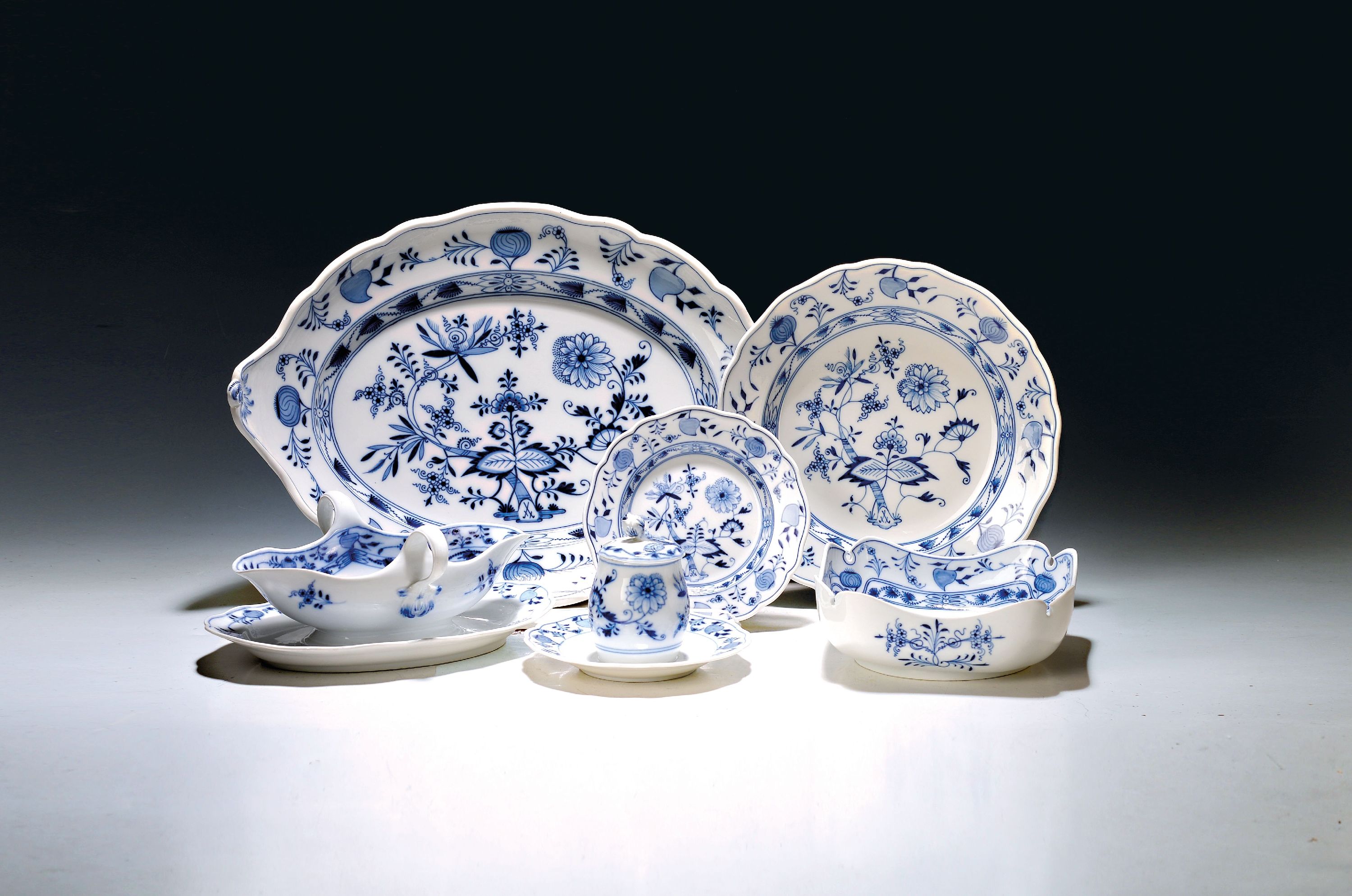 Image 27079923 - Tafelservice, Meissen, 19/20. Jh., Zwiebelmuster, 10 Menueteller, 9 Suppenteller, 4 ...