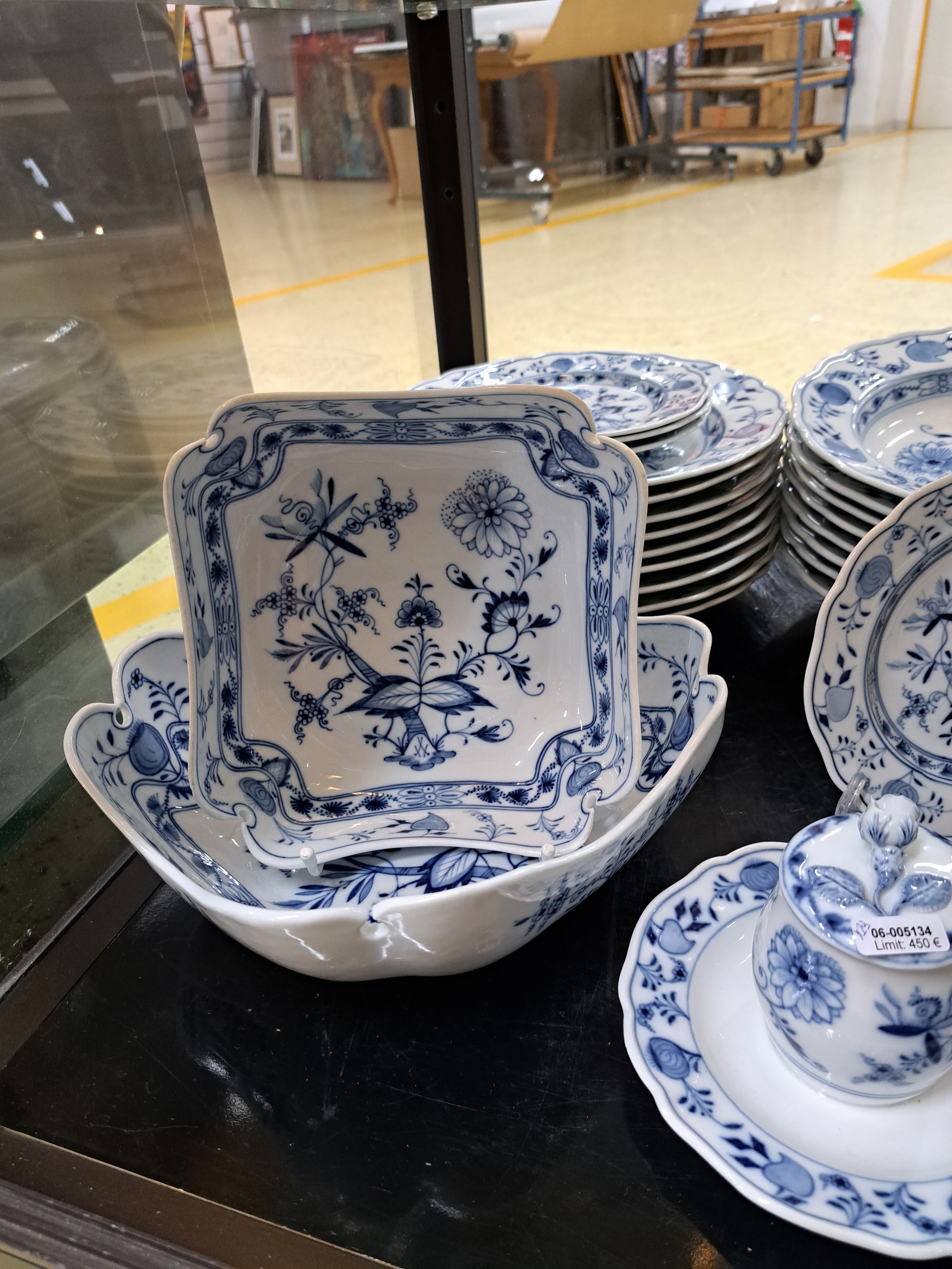 Detail a: Tafelservice, Meissen, 19/20. Jh., Zwiebelmuster, 10 Menueteller, 9 Suppenteller, 4 Dessertteller, 2 Saucieren, ovale Platte, Senfgefäß, 2 ...