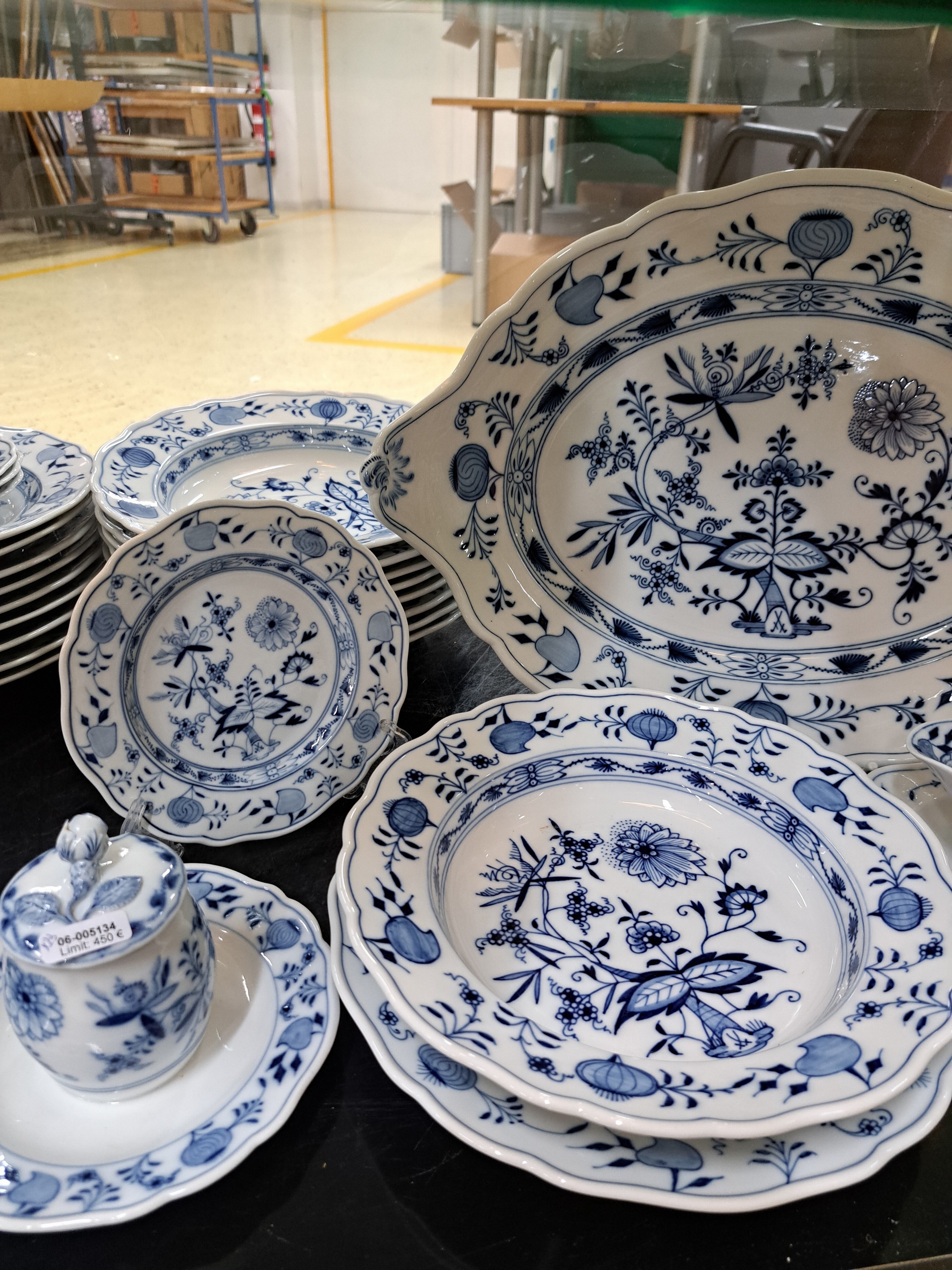 Detail b: Tafelservice, Meissen, 19/20. Jh., Zwiebelmuster, 10 Menueteller, 9 Suppenteller, 4 Dessertteller, 2 Saucieren, ovale Platte, Senfgefäß, 2 ...
