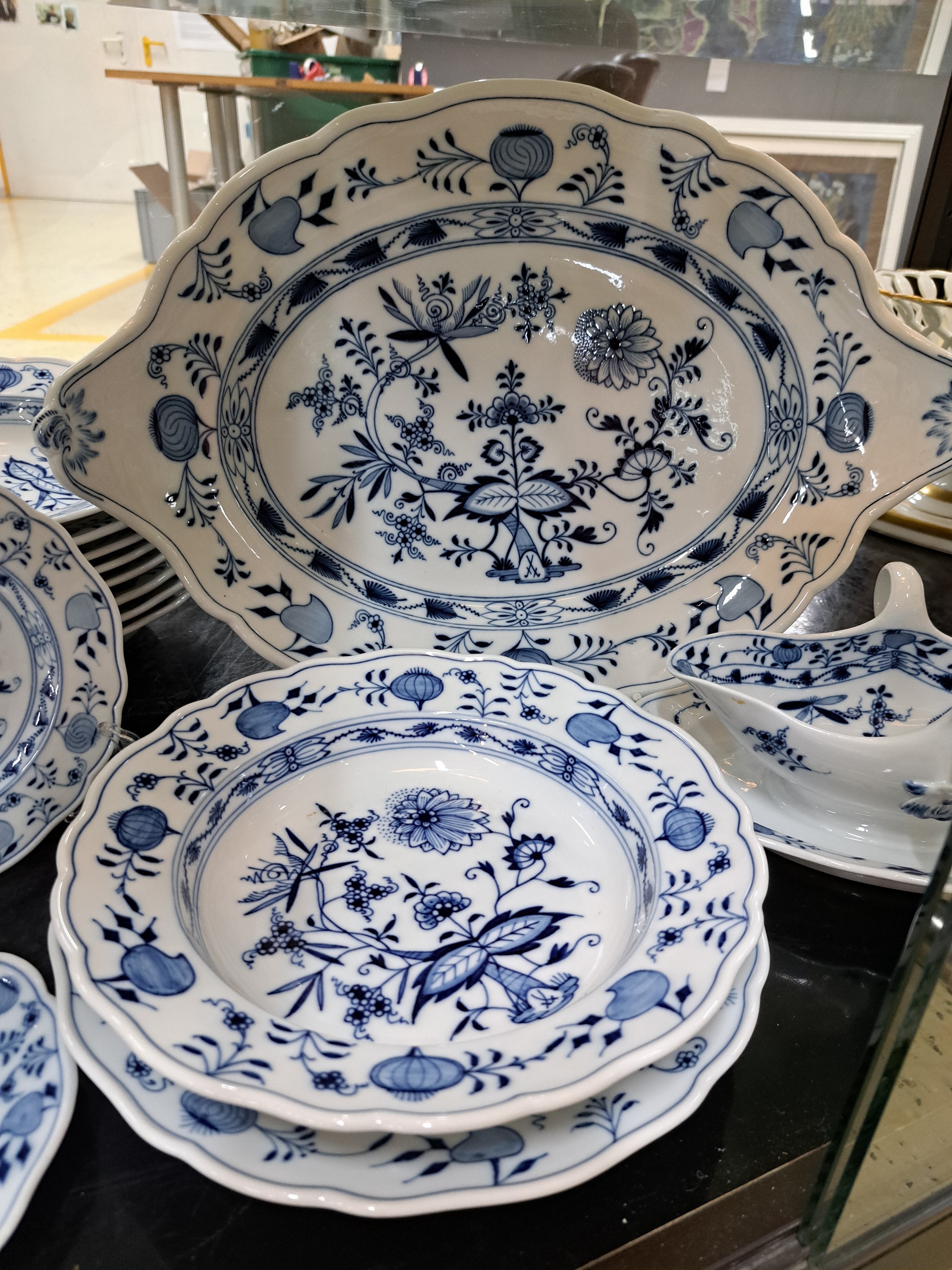 Detail c: Tafelservice, Meissen, 19/20. Jh., Zwiebelmuster, 10 Menueteller, 9 Suppenteller, 4 Dessertteller, 2 Saucieren, ovale Platte, Senfgefäß, 2 ...