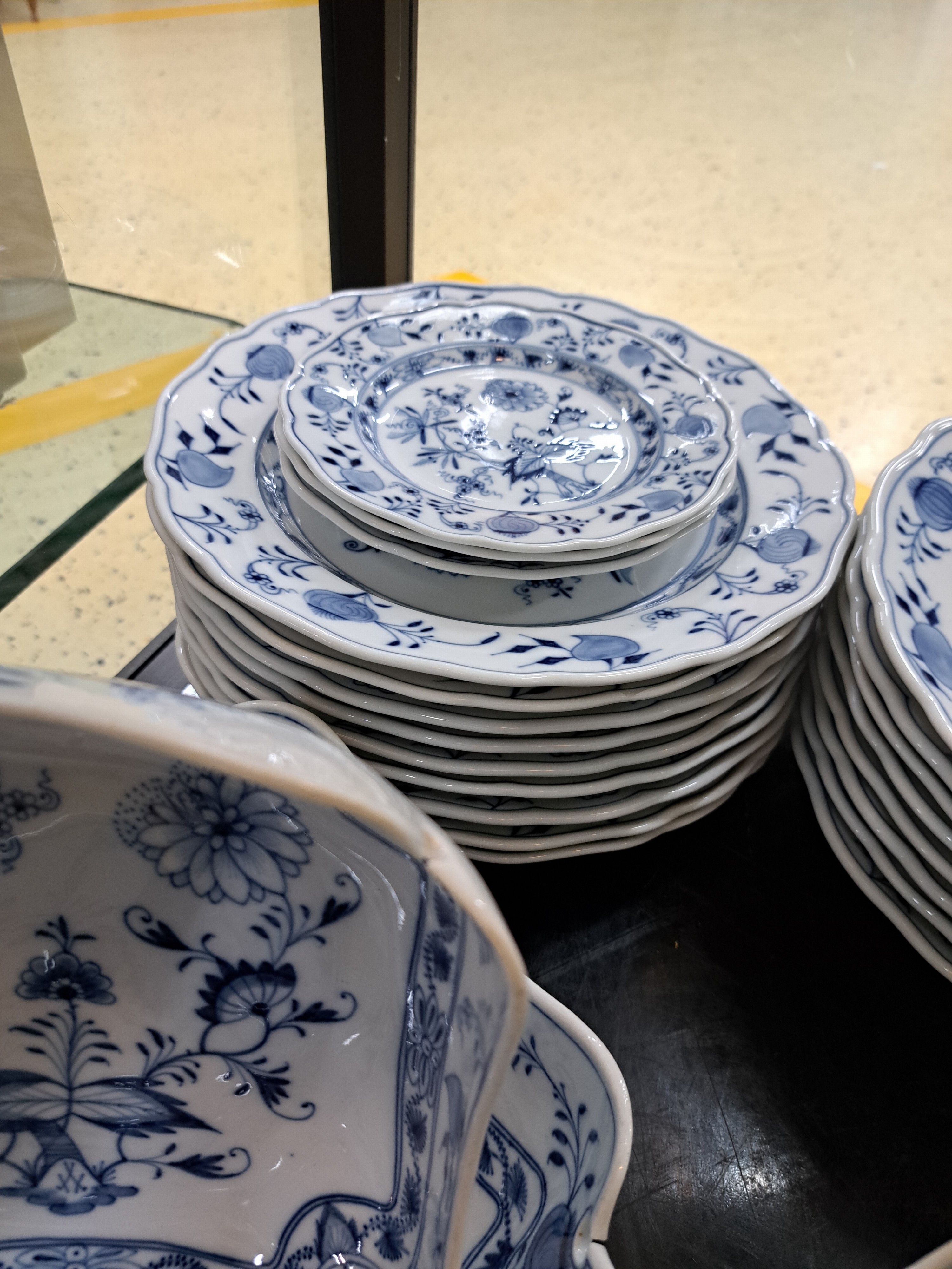 Detail d: Tafelservice, Meissen, 19/20. Jh., Zwiebelmuster, 10 Menueteller, 9 Suppenteller, 4 Dessertteller, 2 Saucieren, ovale Platte, Senfgefäß, 2 ...