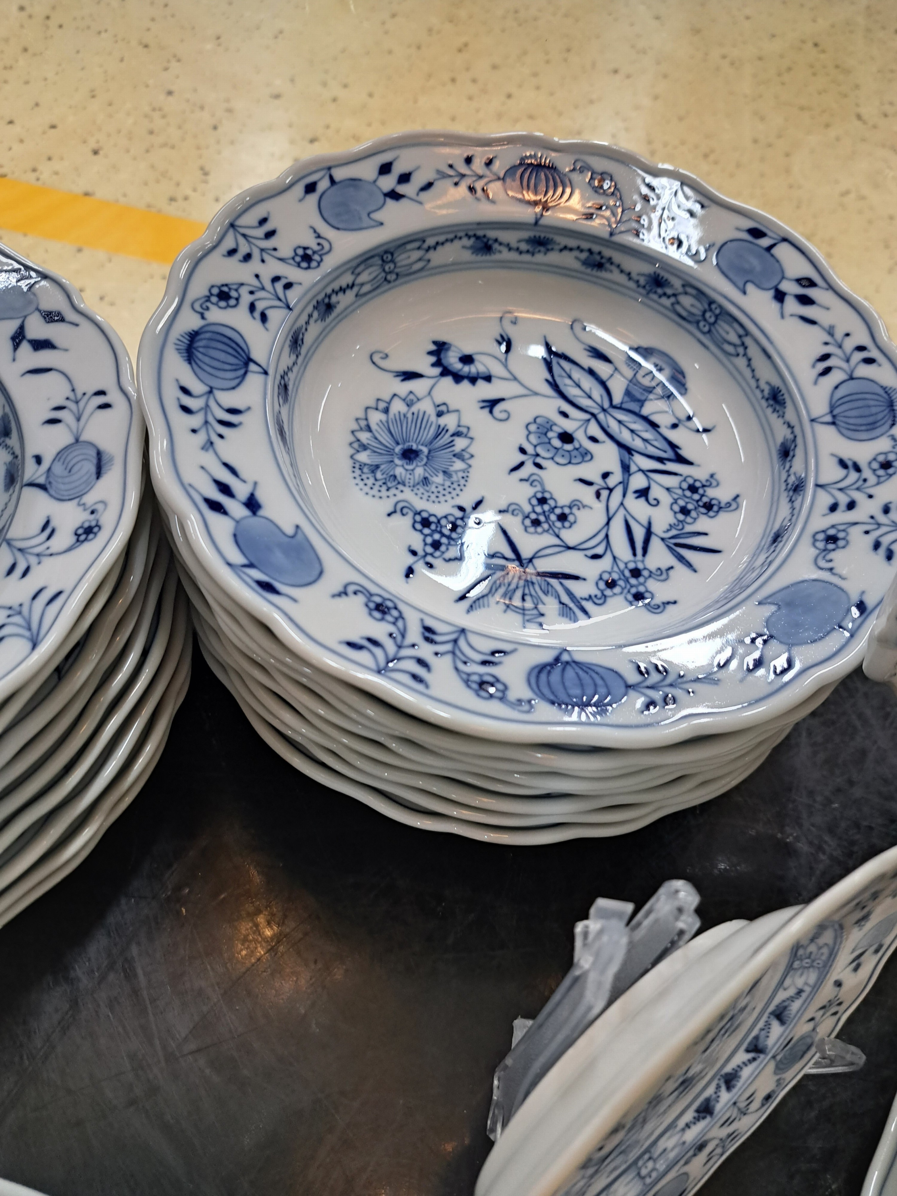 Detail e: Tafelservice, Meissen, 19/20. Jh., Zwiebelmuster, 10 Menueteller, 9 Suppenteller, 4 Dessertteller, 2 Saucieren, ovale Platte, Senfgefäß, 2 ...