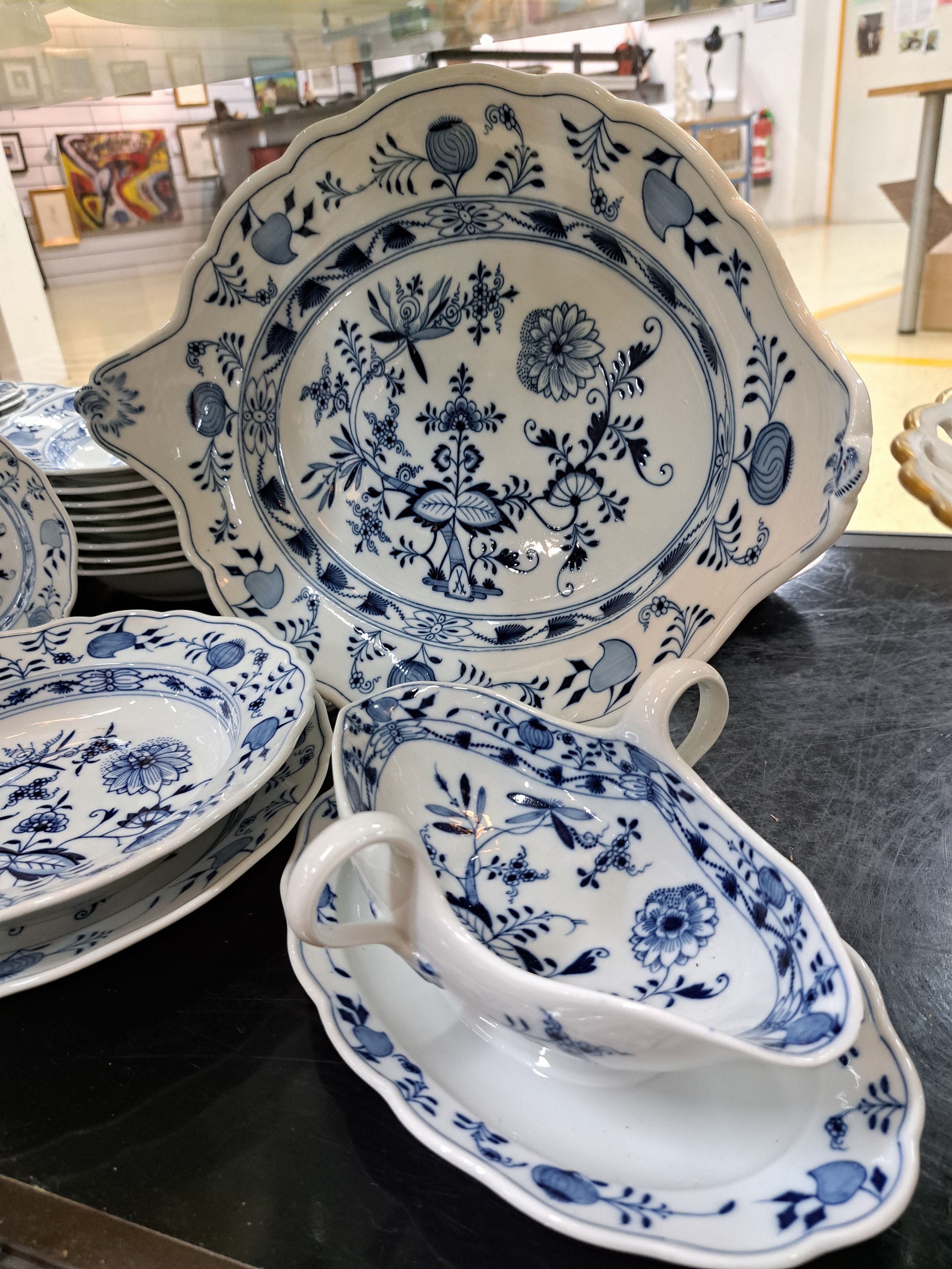 Detail f: Tafelservice, Meissen, 19/20. Jh., Zwiebelmuster, 10 Menueteller, 9 Suppenteller, 4 Dessertteller, 2 Saucieren, ovale Platte, Senfgefäß, 2 ...
