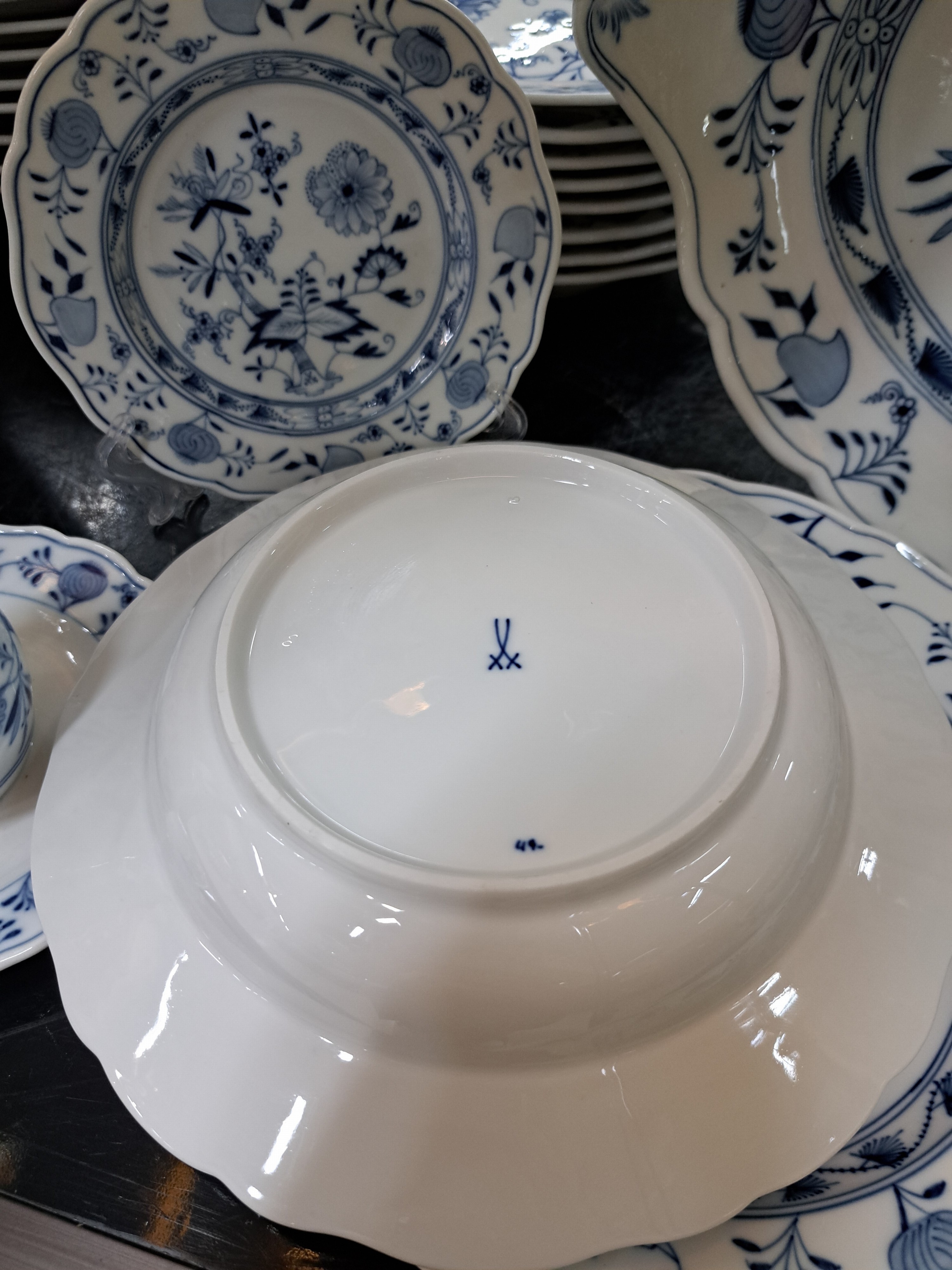 Detail g: Tafelservice, Meissen, 19/20. Jh., Zwiebelmuster, 10 Menueteller, 9 Suppenteller, 4 Dessertteller, 2 Saucieren, ovale Platte, Senfgefäß, 2 ...
