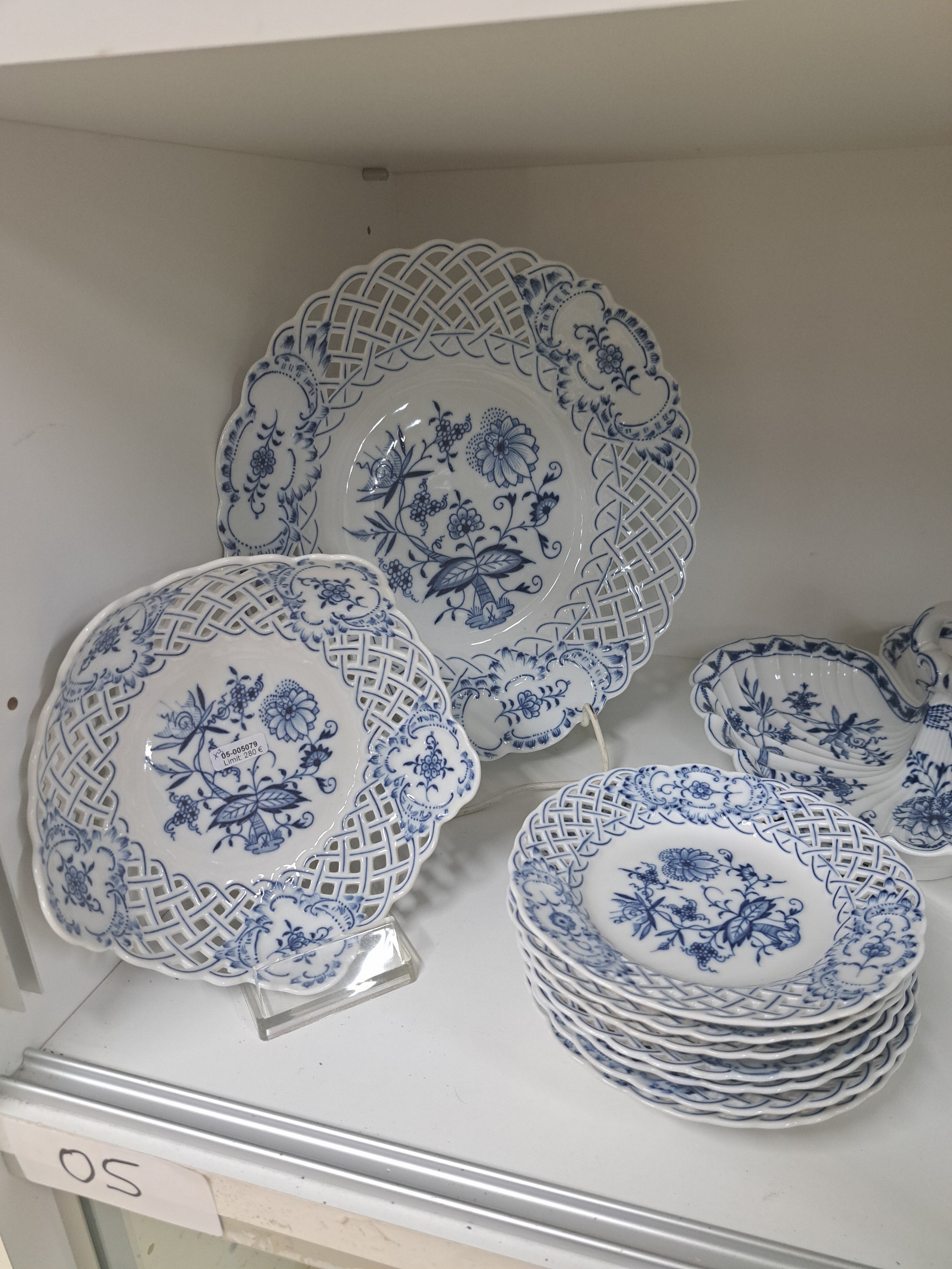 Detail a: 9tlg. Dessertset und eine Anbietschale, Meissen 20. Jh., Zwiebelmuster, große runde Platte D. 28.5 cm, runde Schale D. 18.5 cm, 7 Tellerchen D. 15.5 ...