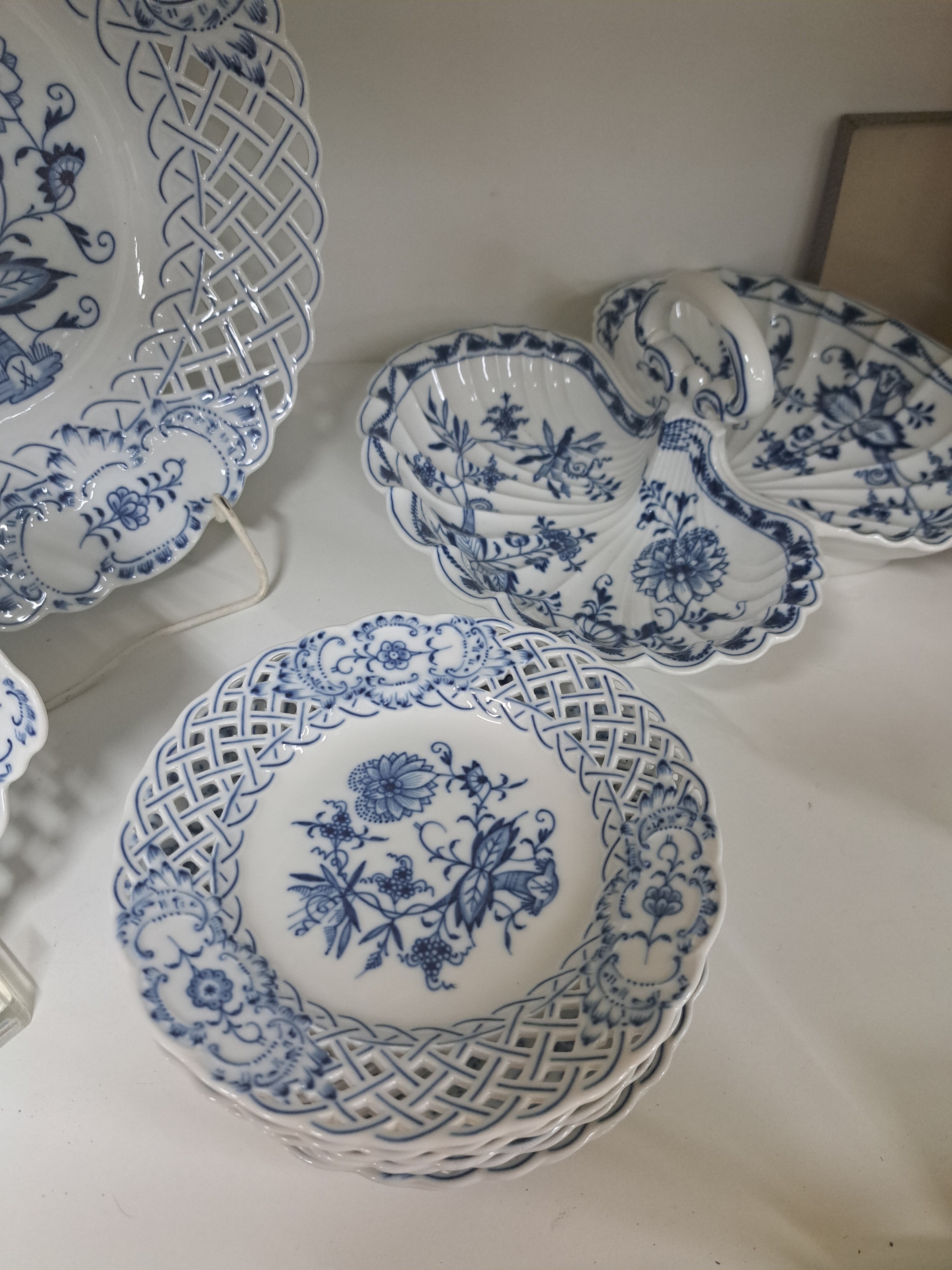 Detail b: 9tlg. Dessertset und eine Anbietschale, Meissen 20. Jh., Zwiebelmuster, große runde Platte D. 28.5 cm, runde Schale D. 18.5 cm, 7 Tellerchen D. 15.5 ...