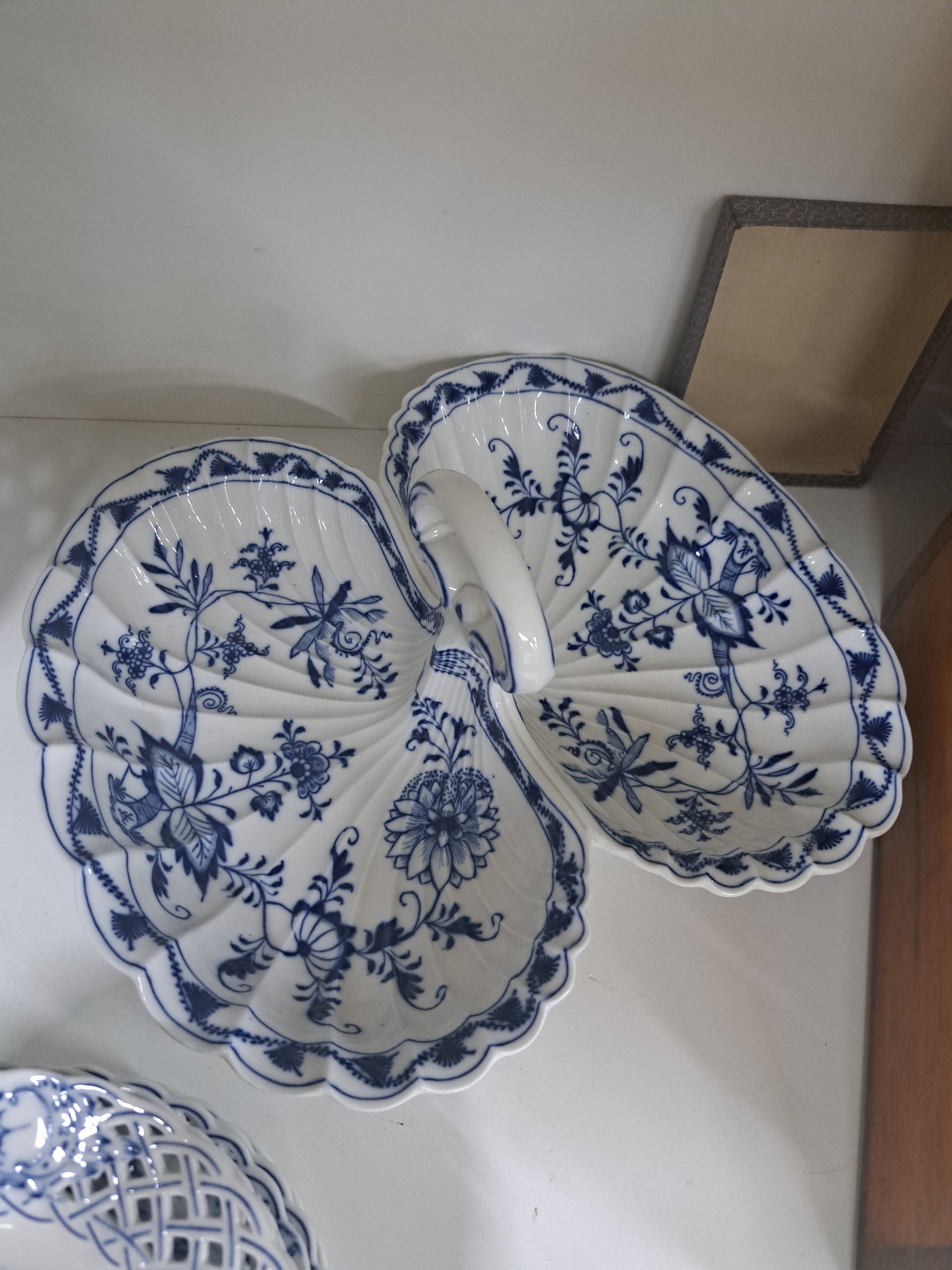 Detail c: 9tlg. Dessertset und eine Anbietschale, Meissen 20. Jh., Zwiebelmuster, große runde Platte D. 28.5 cm, runde Schale D. 18.5 cm, 7 Tellerchen D. 15.5 ...