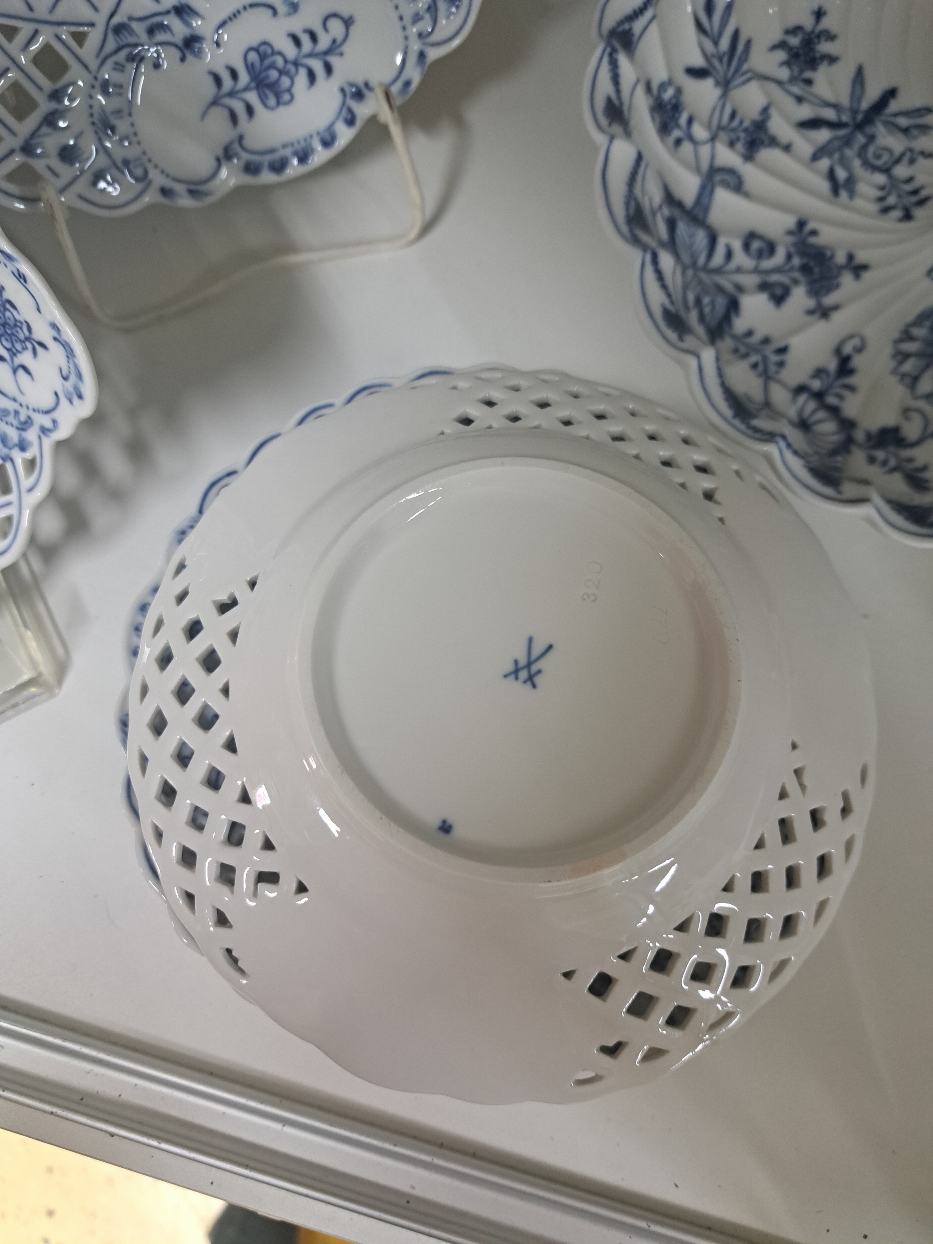 Detail d: 9tlg. Dessertset und eine Anbietschale, Meissen 20. Jh., Zwiebelmuster, große runde Platte D. 28.5 cm, runde Schale D. 18.5 cm, 7 Tellerchen D. 15.5 ...