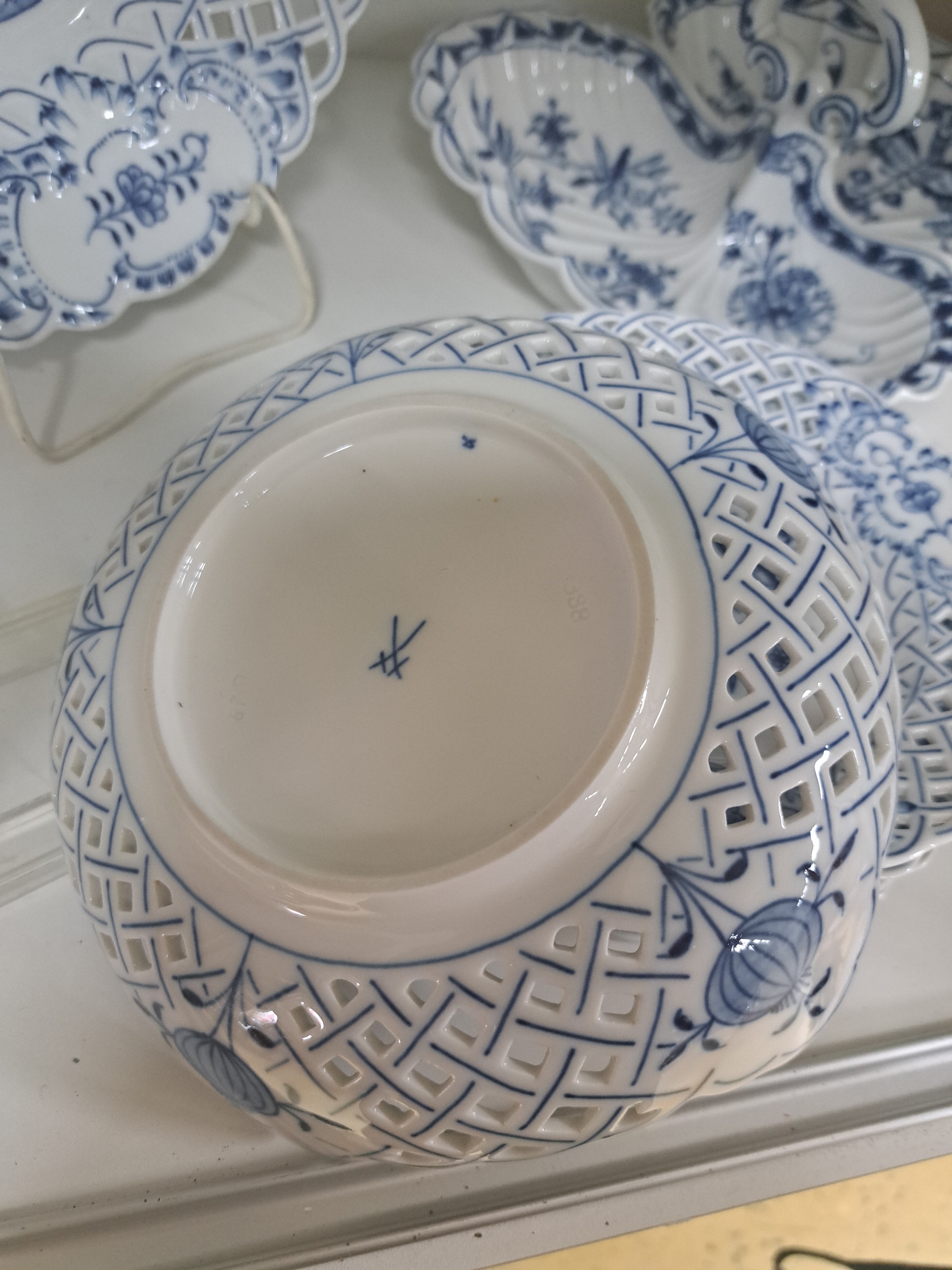 Detail e: 9tlg. Dessertset und eine Anbietschale, Meissen 20. Jh., Zwiebelmuster, große runde Platte D. 28.5 cm, runde Schale D. 18.5 cm, 7 Tellerchen D. 15.5 ...