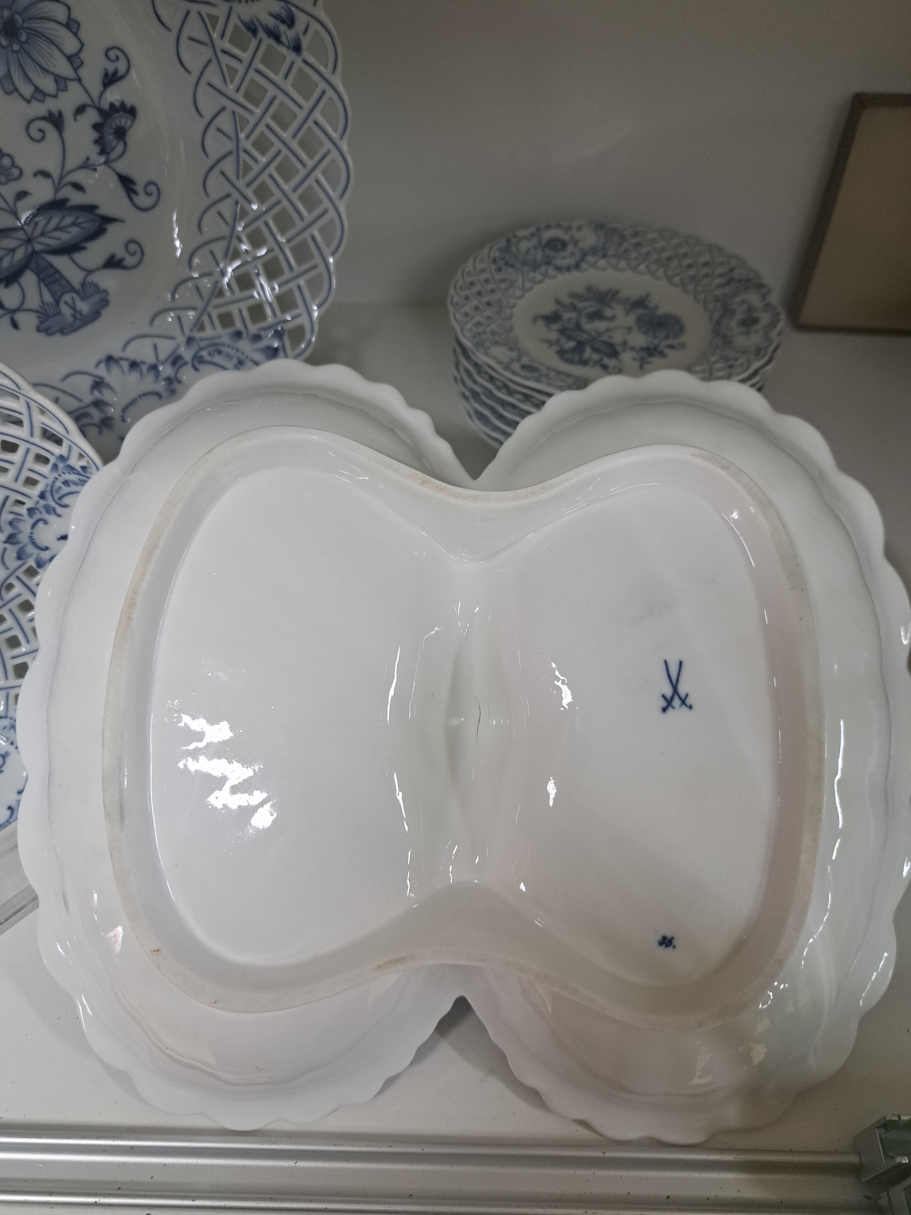 Detail f: 9tlg. Dessertset und eine Anbietschale, Meissen 20. Jh., Zwiebelmuster, große runde Platte D. 28.5 cm, runde Schale D. 18.5 cm, 7 Tellerchen D. 15.5 ...