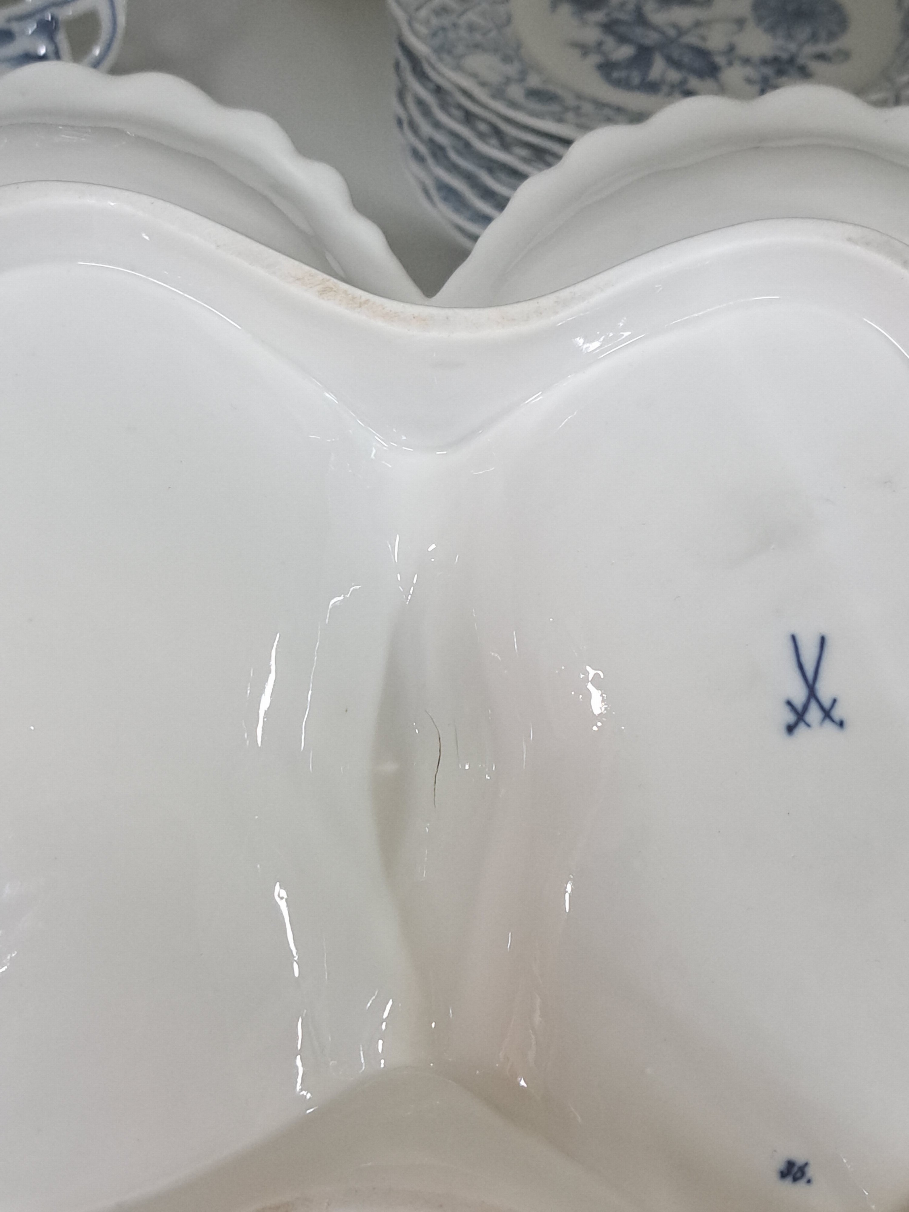 Detail g: 9tlg. Dessertset und eine Anbietschale, Meissen 20. Jh., Zwiebelmuster, große runde Platte D. 28.5 cm, runde Schale D. 18.5 cm, 7 Tellerchen D. 15.5 ...
