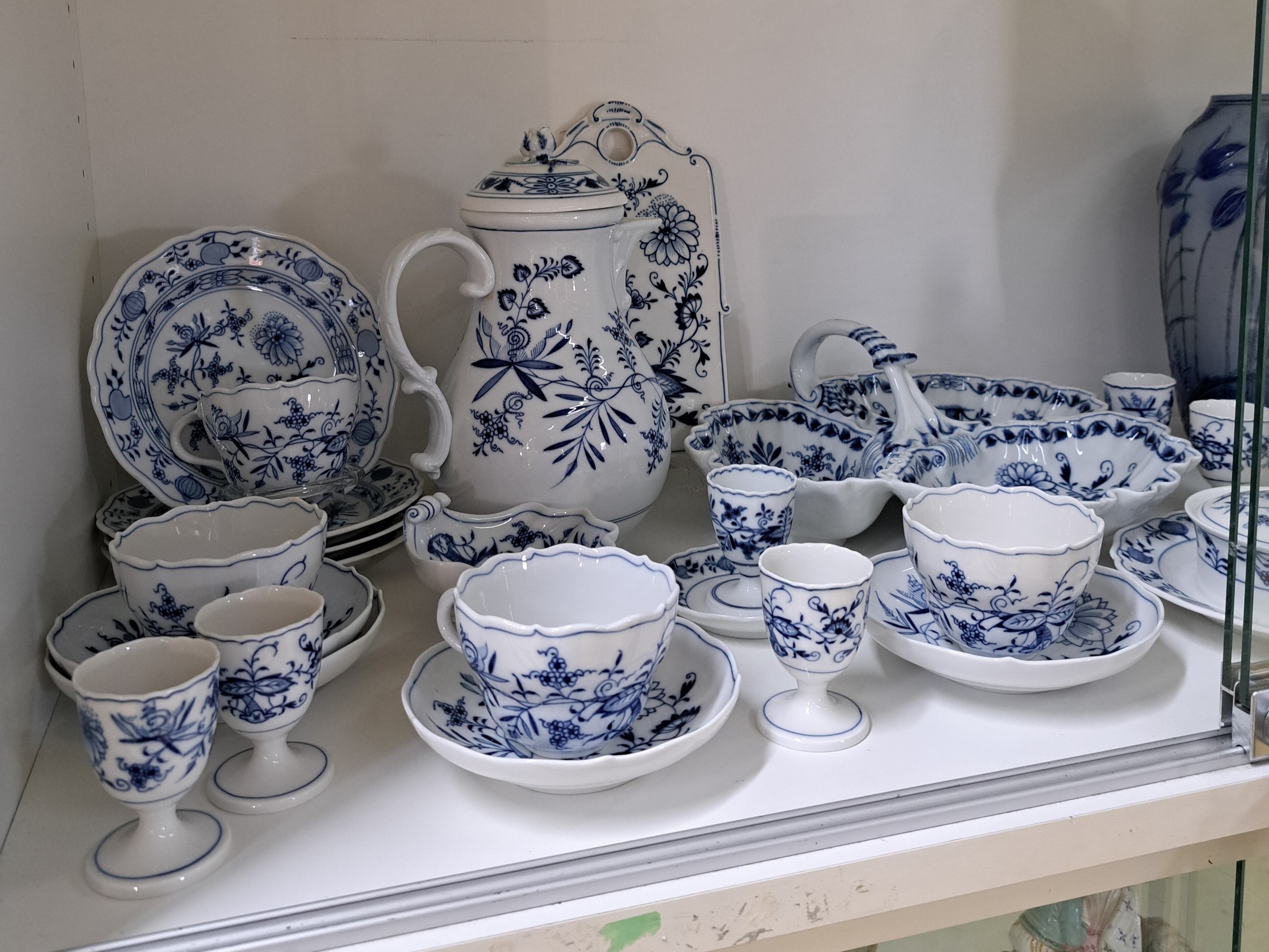 Detail a: Kaffeeservice mit Zubehör, Meissen, Zwiebelmuster, 19./20. Jh., Kaffeekanne Blume best., 4 Kaffeetassen mit Untertassen, 4 Dessertteller, ...