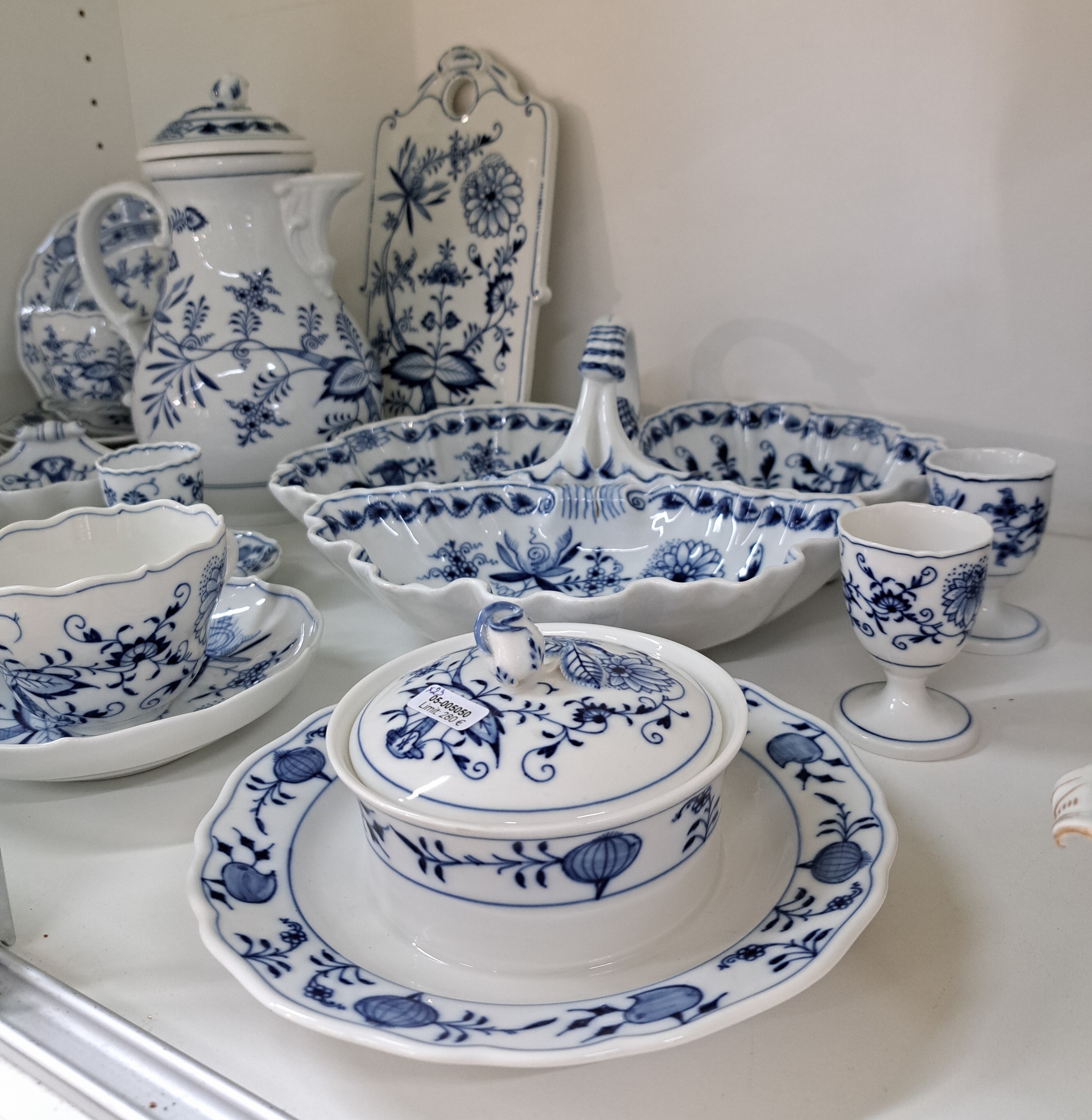 Detail b: Kaffeeservice mit Zubehör, Meissen, Zwiebelmuster, 19./20. Jh., Kaffeekanne Blume best., 4 Kaffeetassen mit Untertassen, 4 Dessertteller, ...