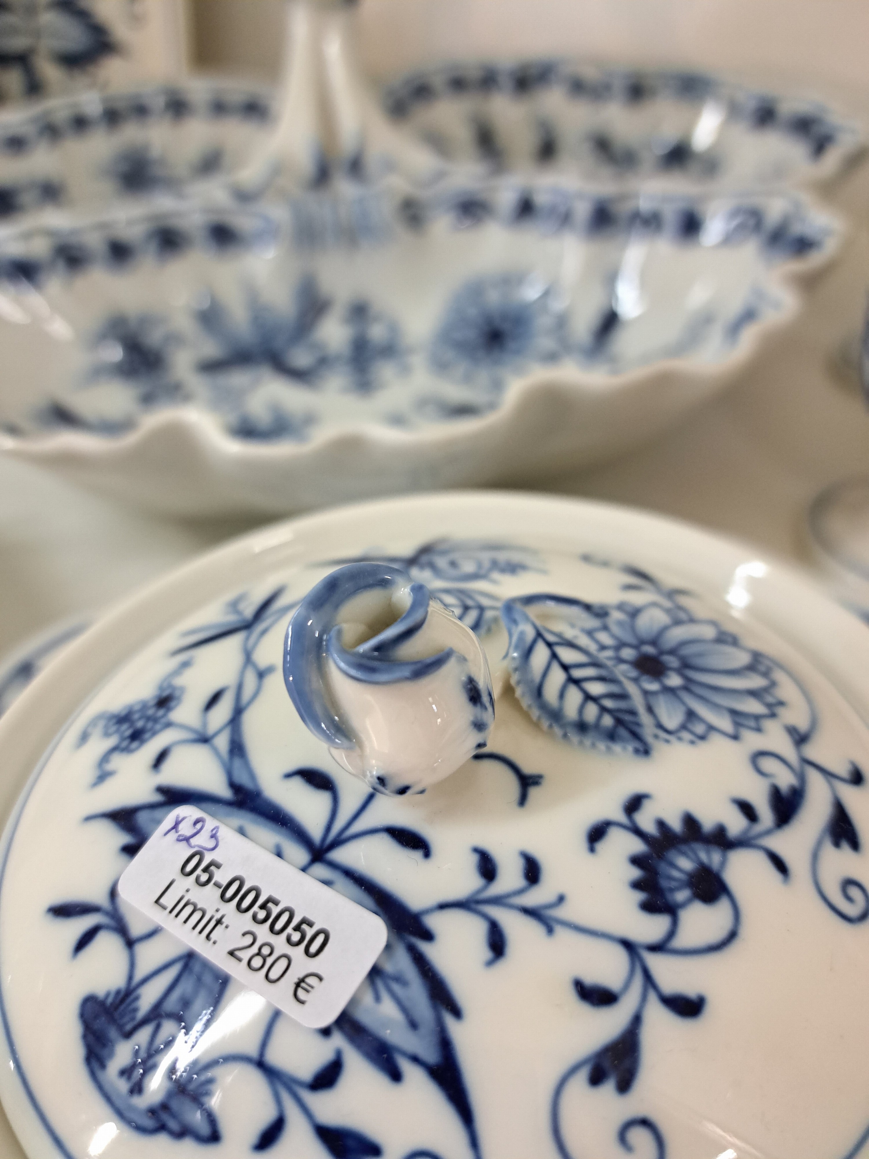 Detail c: Kaffeeservice mit Zubehör, Meissen, Zwiebelmuster, 19./20. Jh., Kaffeekanne Blume best., 4 Kaffeetassen mit Untertassen, 4 Dessertteller, ...