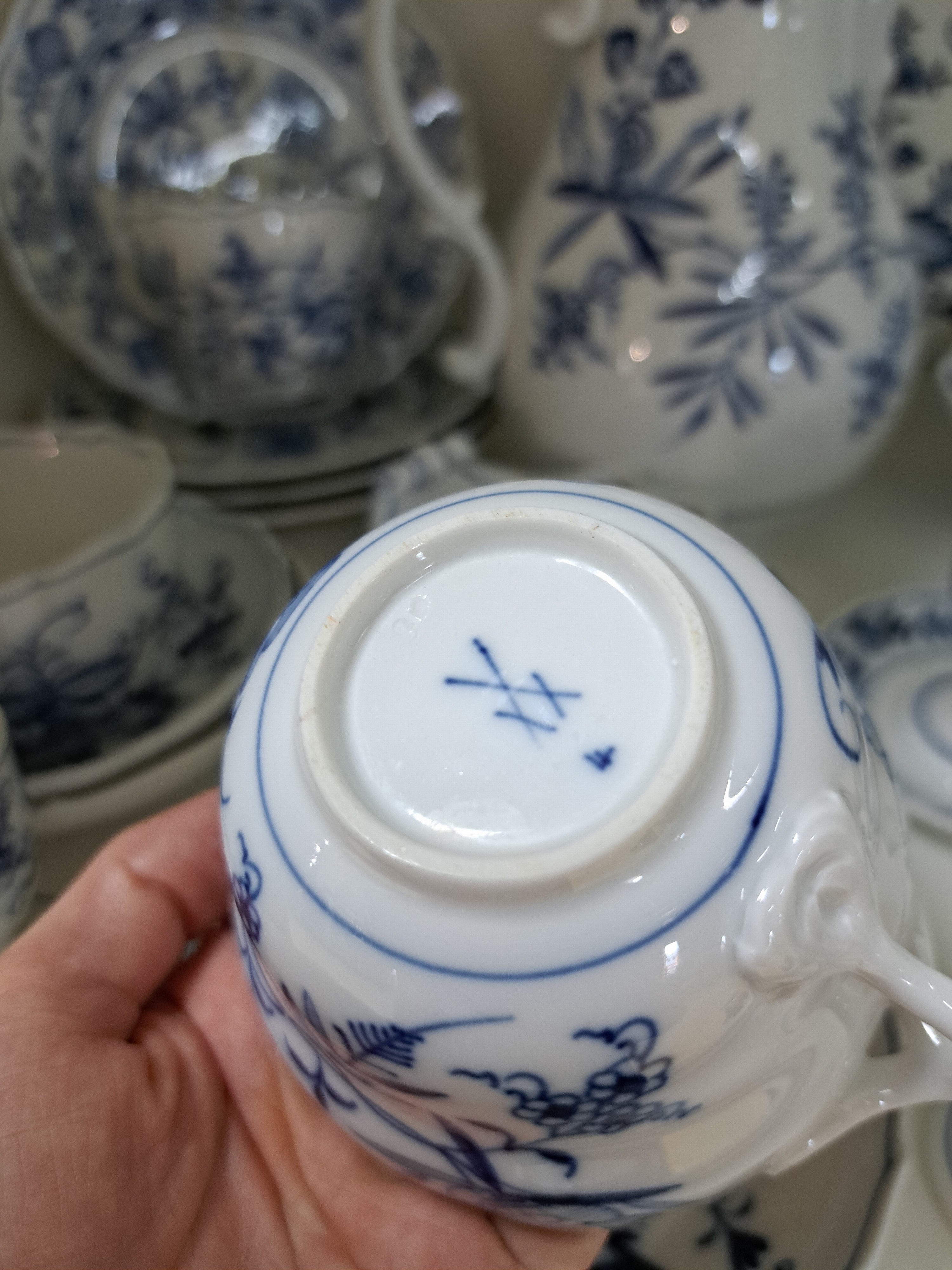 Detail d: Kaffeeservice mit Zubehör, Meissen, Zwiebelmuster, 19./20. Jh., Kaffeekanne Blume best., 4 Kaffeetassen mit Untertassen, 4 Dessertteller, ...