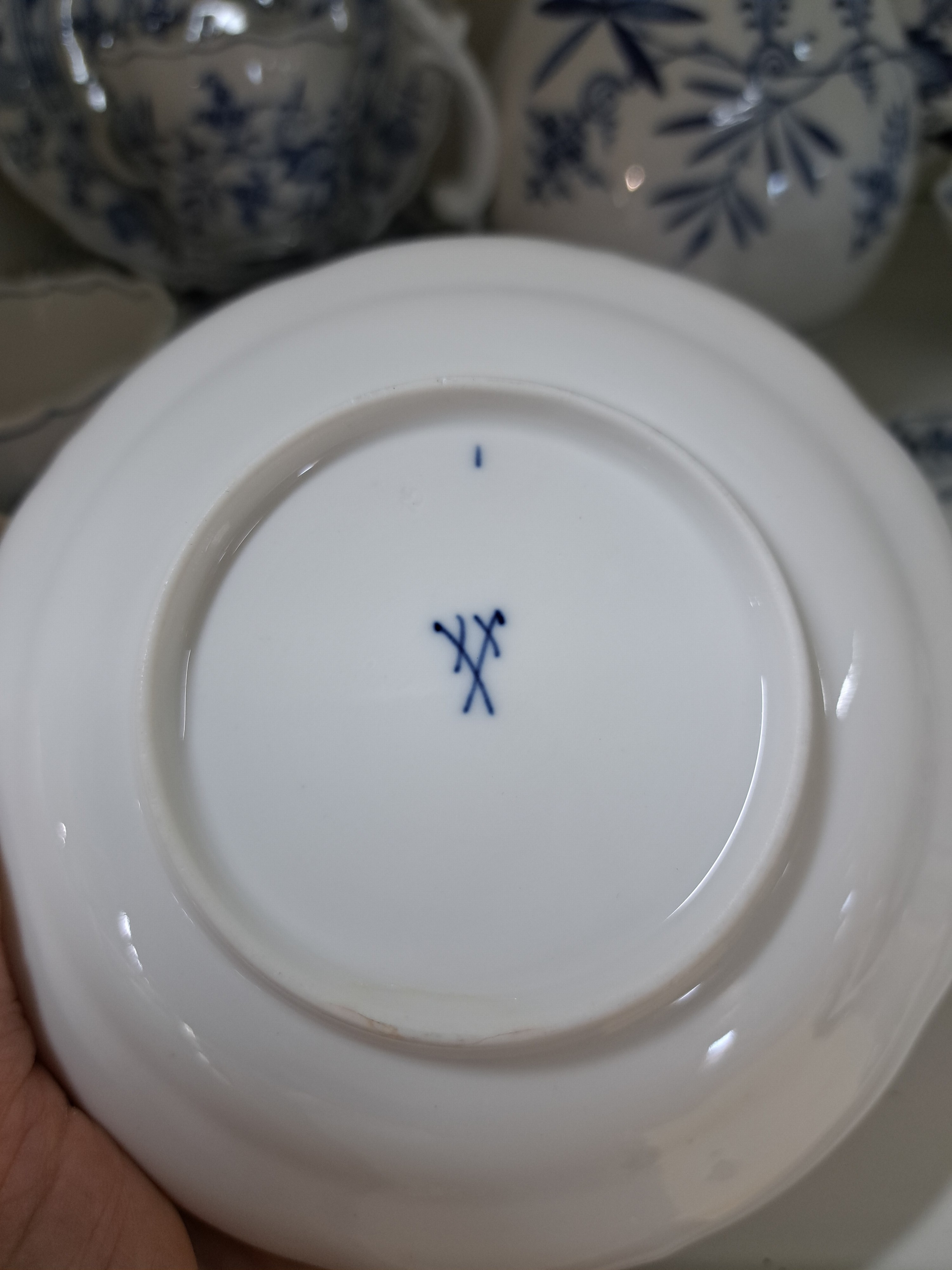 Detail e: Kaffeeservice mit Zubehör, Meissen, Zwiebelmuster, 19./20. Jh., Kaffeekanne Blume best., 4 Kaffeetassen mit Untertassen, 4 Dessertteller, ...