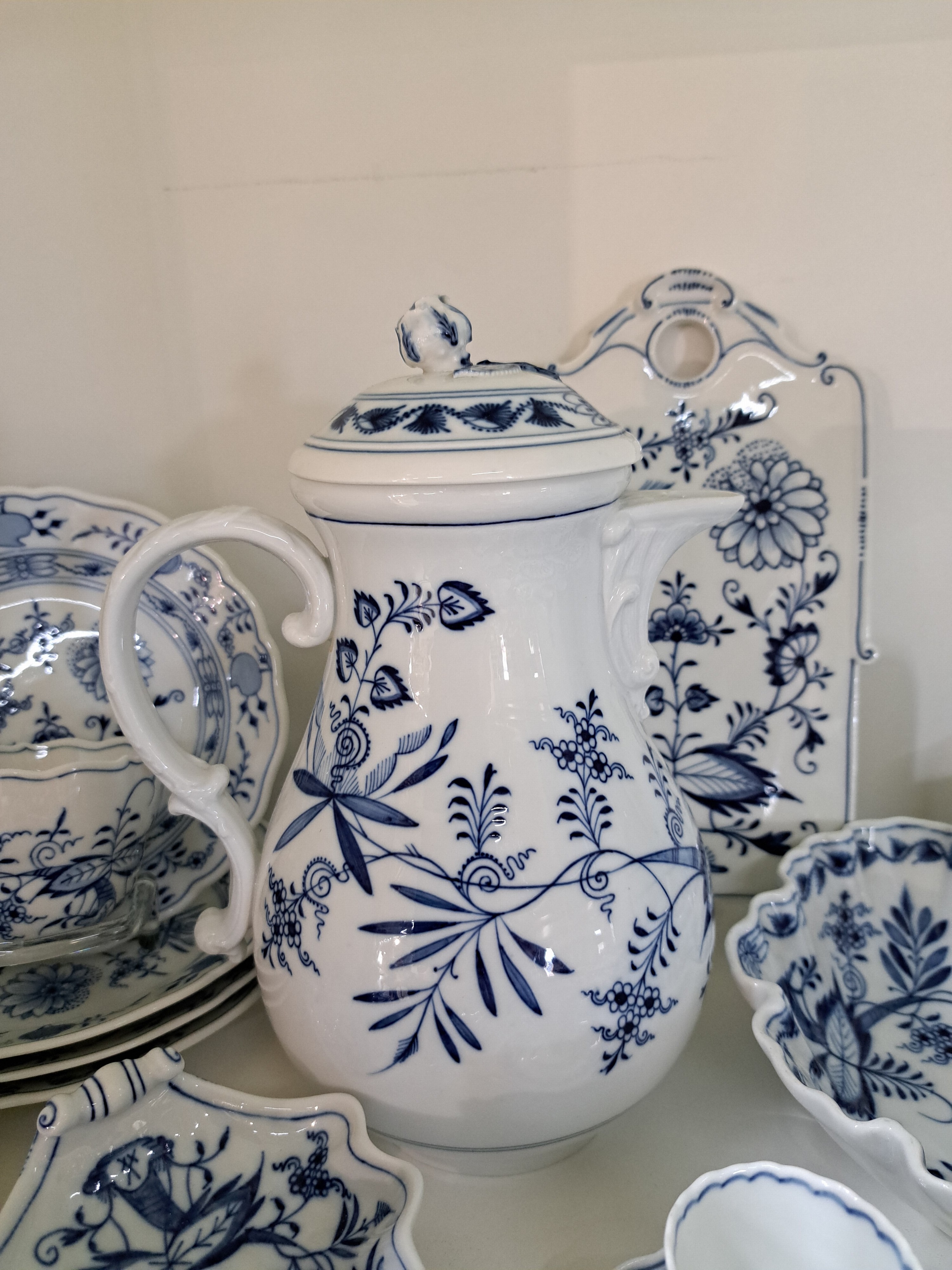 Detail f: Kaffeeservice mit Zubehör, Meissen, Zwiebelmuster, 19./20. Jh., Kaffeekanne Blume best., 4 Kaffeetassen mit Untertassen, 4 Dessertteller, ...