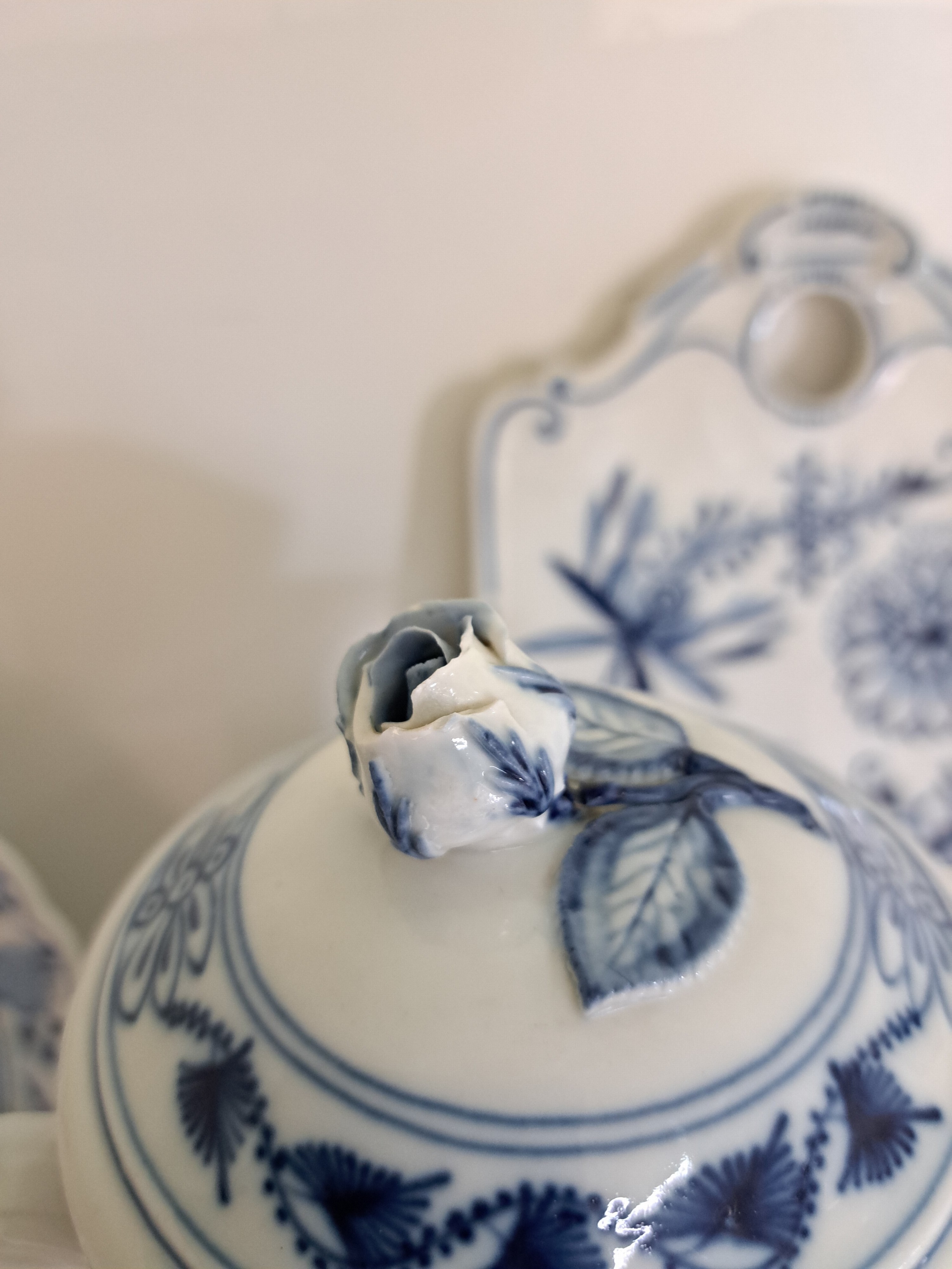 Detail g: Kaffeeservice mit Zubehör, Meissen, Zwiebelmuster, 19./20. Jh., Kaffeekanne Blume best., 4 Kaffeetassen mit Untertassen, 4 Dessertteller, ...