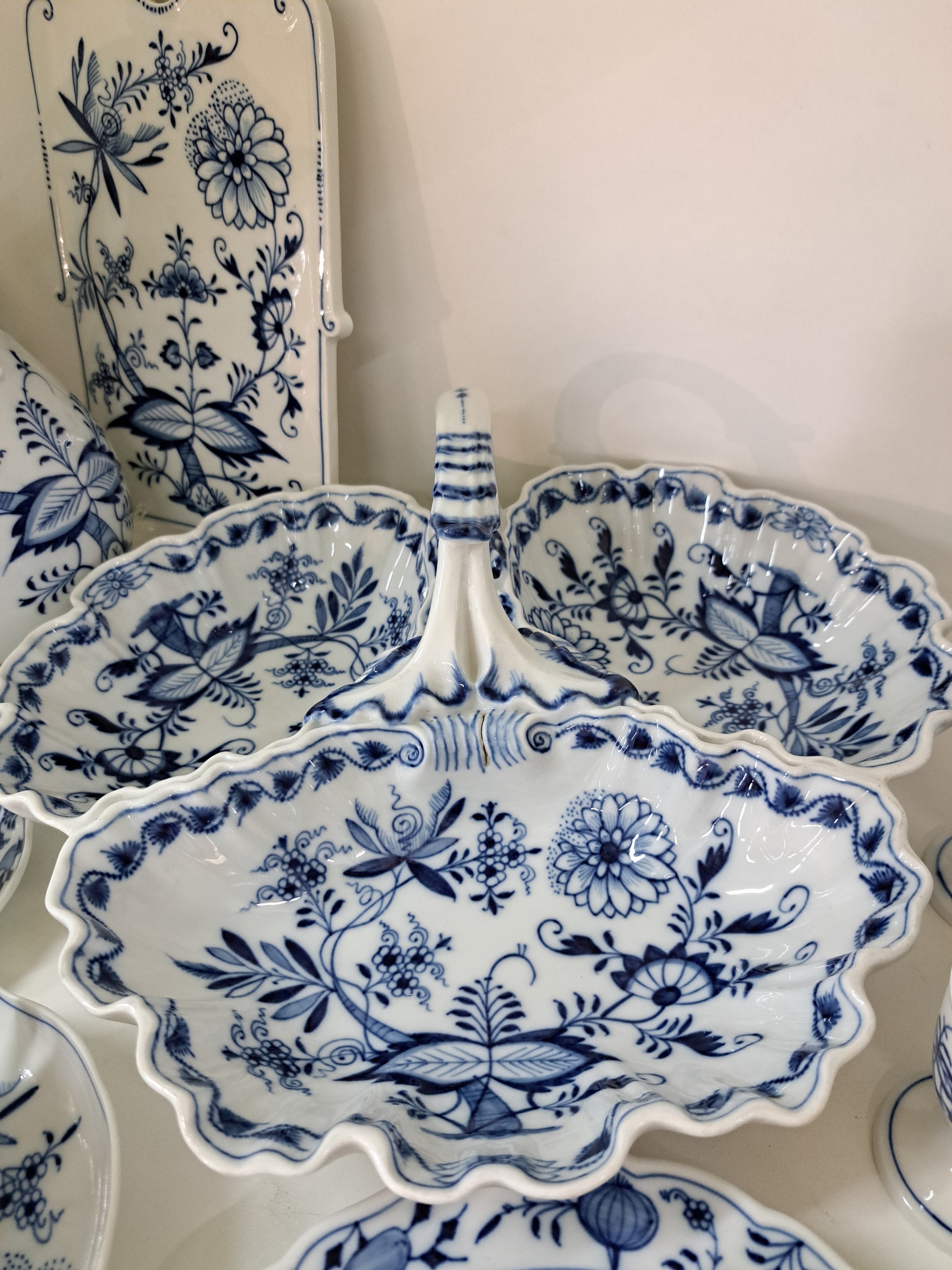 Detail h: Kaffeeservice mit Zubehör, Meissen, Zwiebelmuster, 19./20. Jh., Kaffeekanne Blume best., 4 Kaffeetassen mit Untertassen, 4 Dessertteller, ...