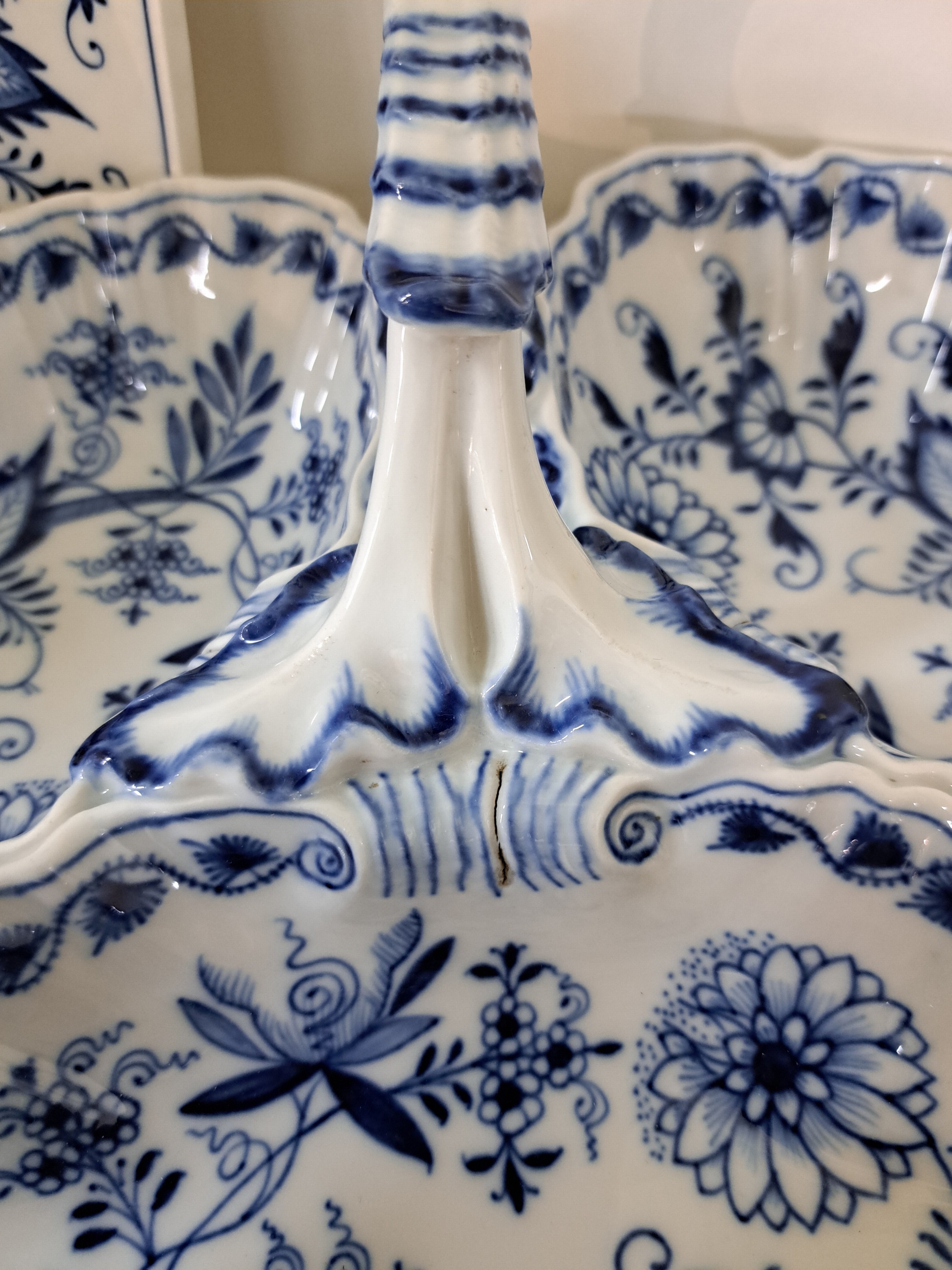 Detail i: Kaffeeservice mit Zubehör, Meissen, Zwiebelmuster, 19./20. Jh., Kaffeekanne Blume best., 4 Kaffeetassen mit Untertassen, 4 Dessertteller, ...