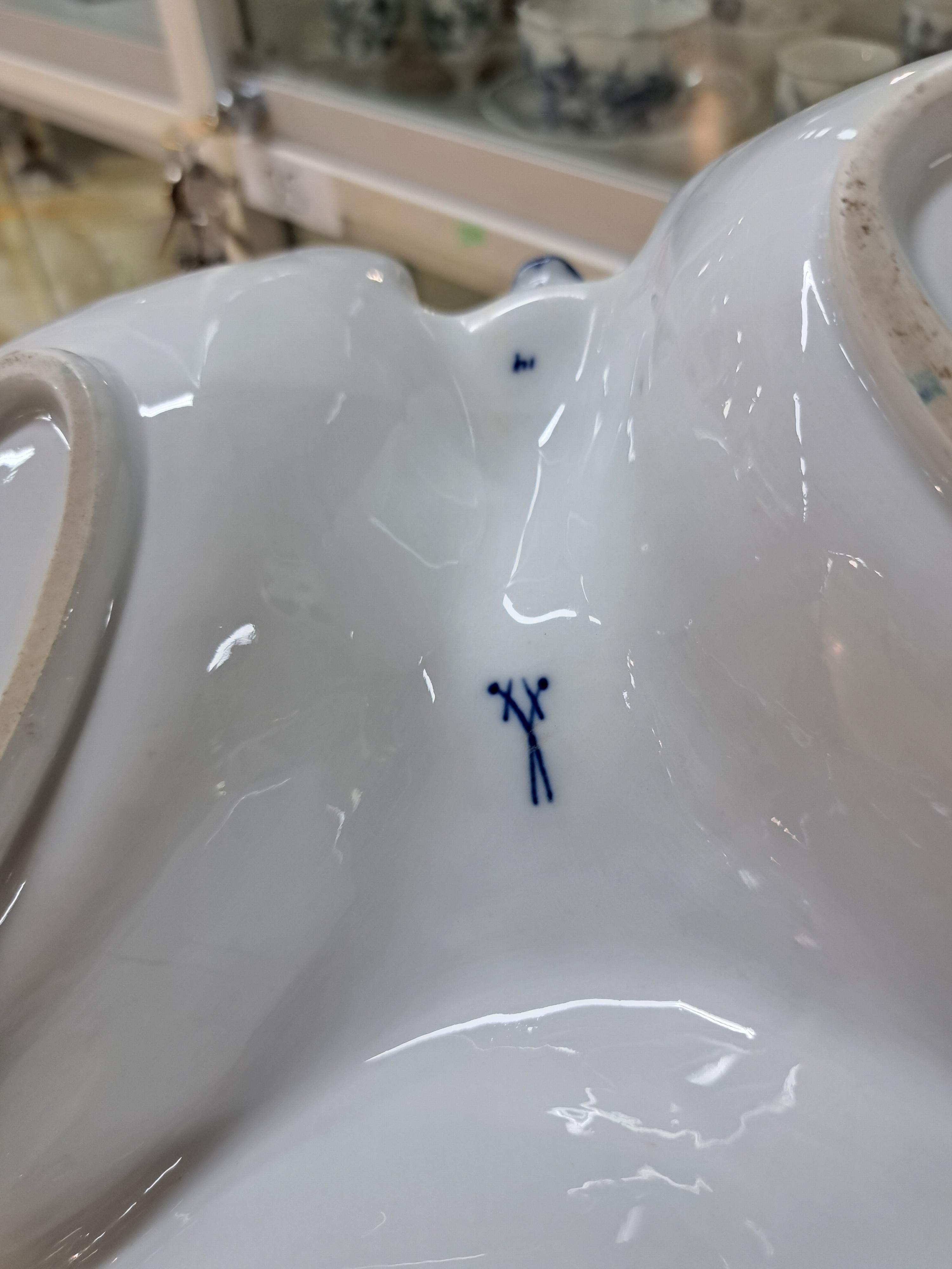 Detail j: Kaffeeservice mit Zubehör, Meissen, Zwiebelmuster, 19./20. Jh., Kaffeekanne Blume best., 4 Kaffeetassen mit Untertassen, 4 Dessertteller, ...