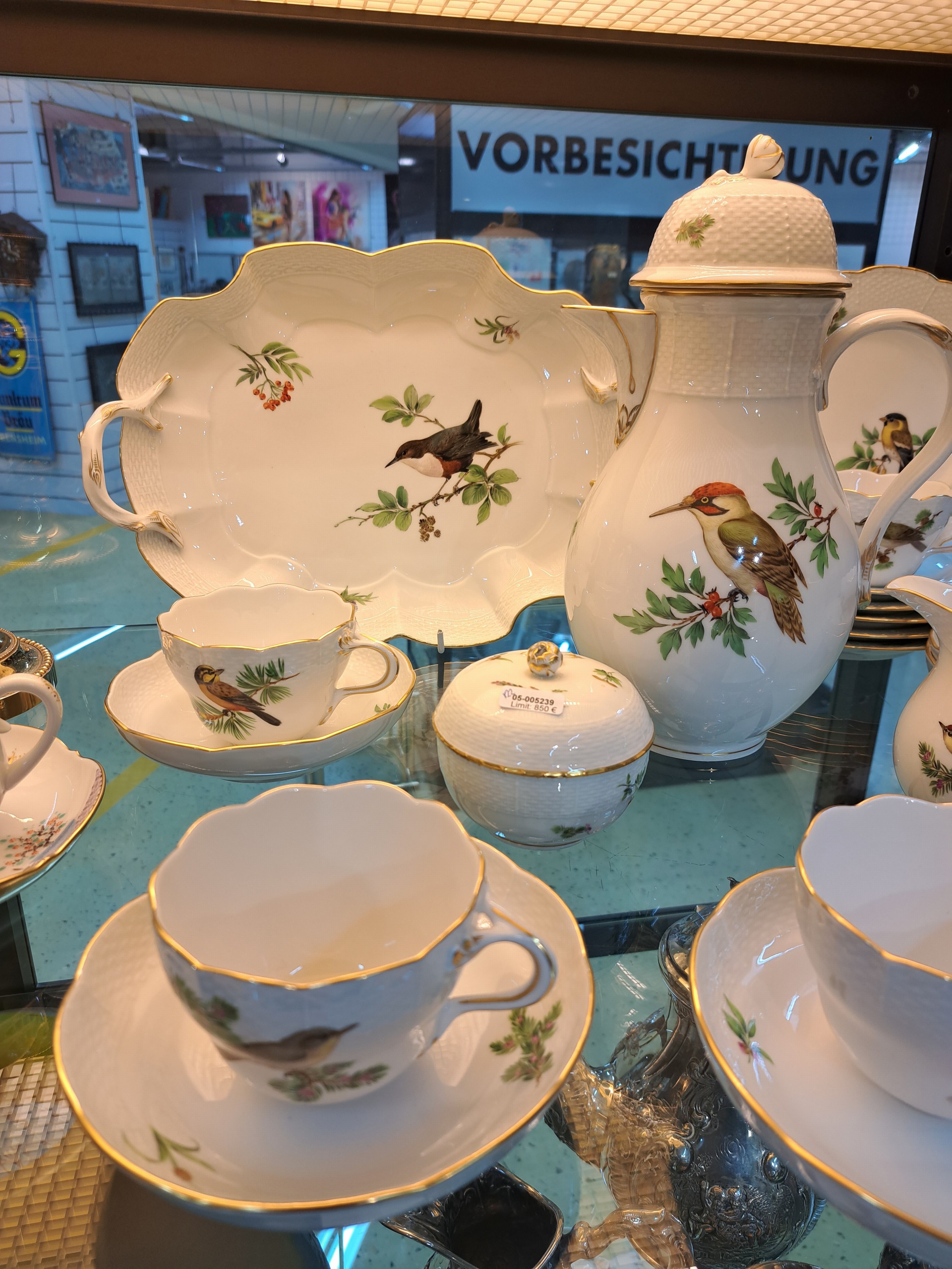 Detail a: Kaffeeservice, Meissen, Vogeldekor, Form "Alt-Ozier", komplett für 6 Personen, Porzellan, feine polychrome Vogelmalerei von heimischem ...
