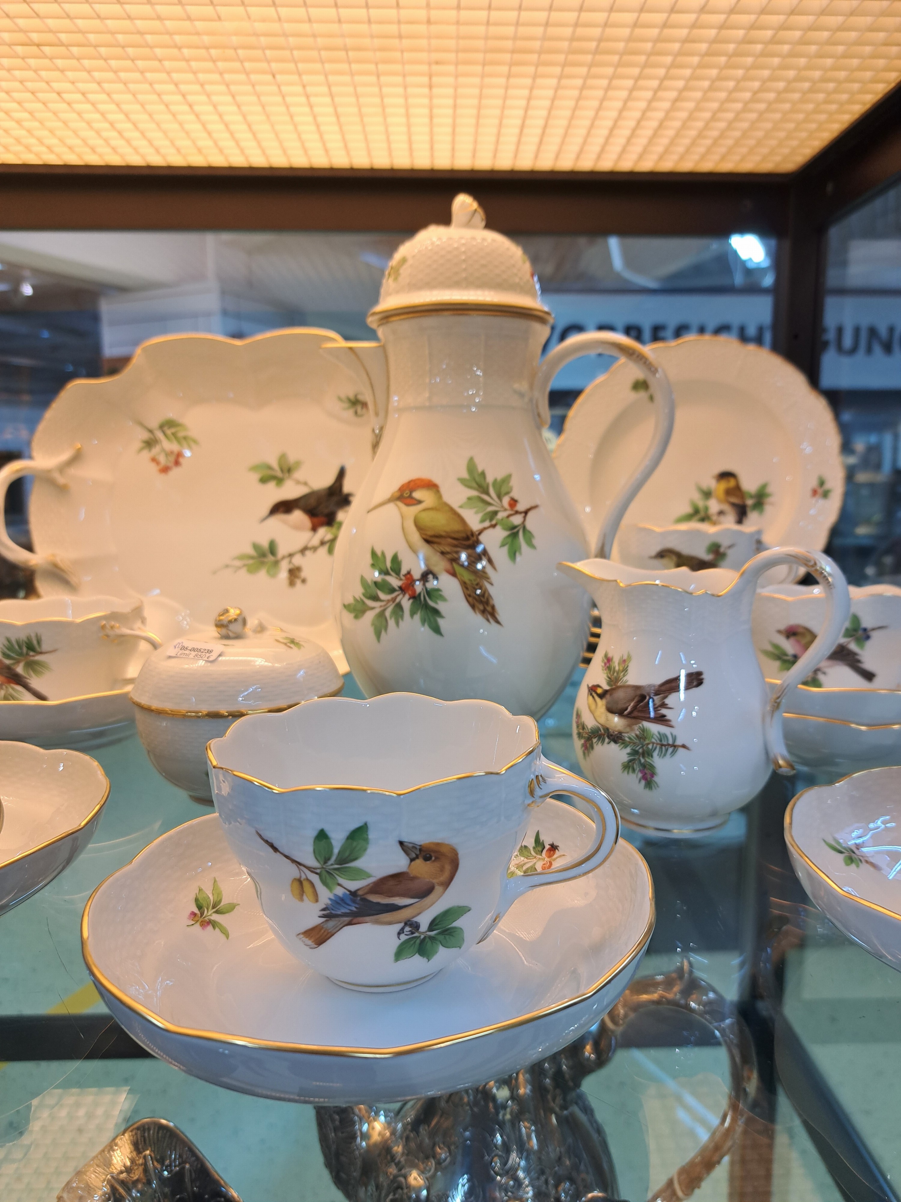 Detail b: Kaffeeservice, Meissen, Vogeldekor, Form "Alt-Ozier", komplett für 6 Personen, Porzellan, feine polychrome Vogelmalerei von heimischem ...