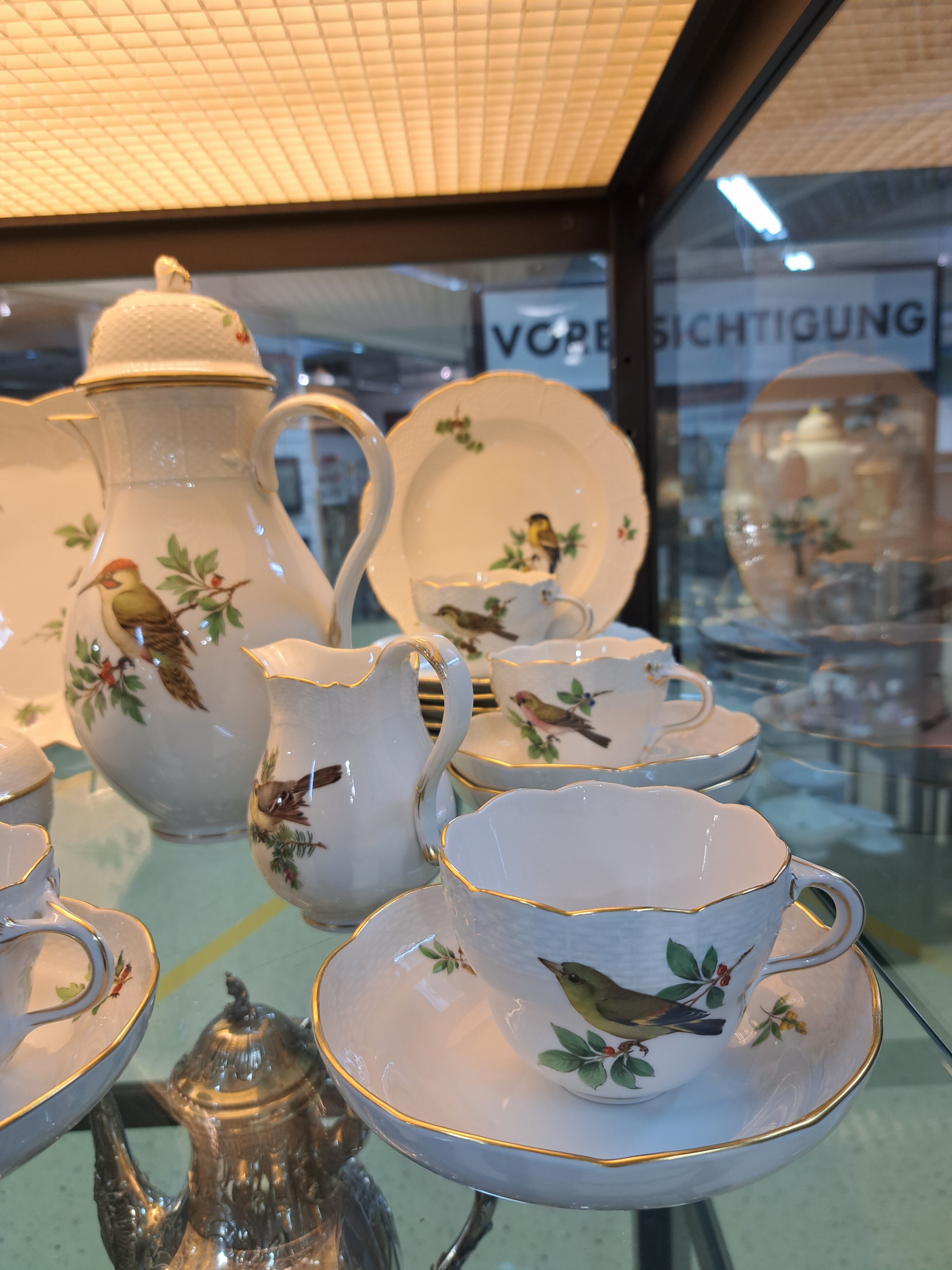 Detail c: Kaffeeservice, Meissen, Vogeldekor, Form "Alt-Ozier", komplett für 6 Personen, Porzellan, feine polychrome Vogelmalerei von heimischem ...