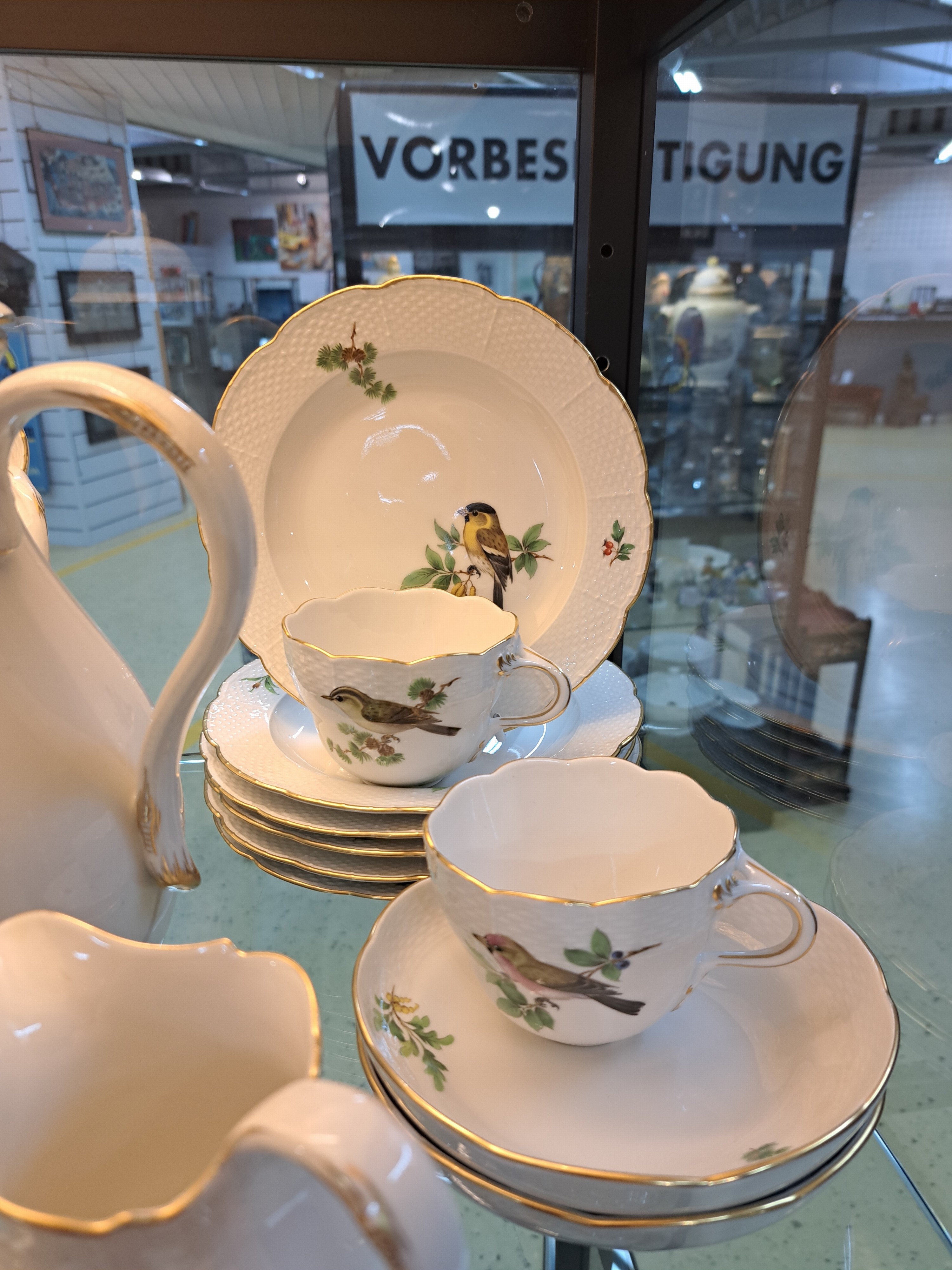 Detail d: Kaffeeservice, Meissen, Vogeldekor, Form "Alt-Ozier", komplett für 6 Personen, Porzellan, feine polychrome Vogelmalerei von heimischem ...