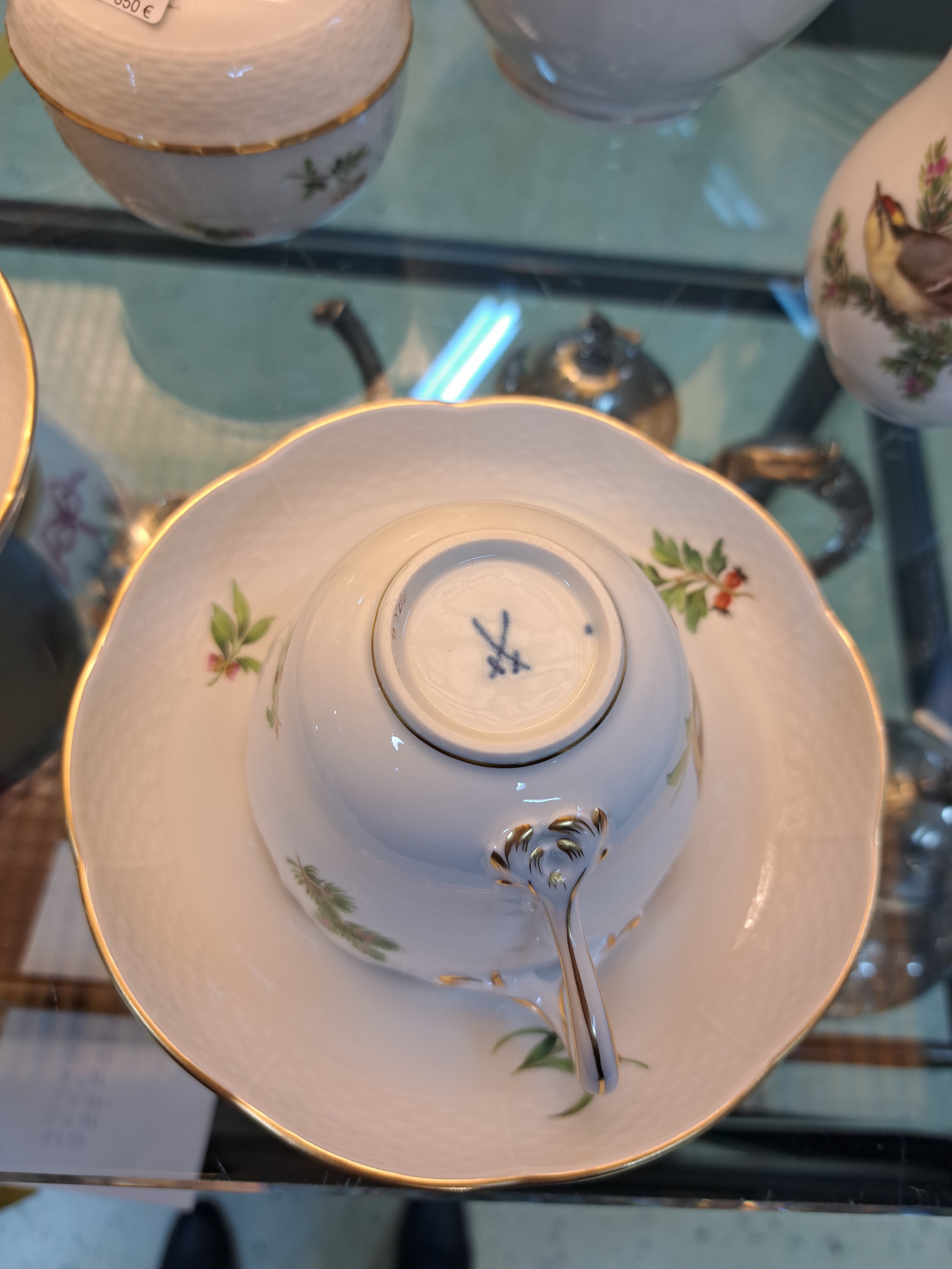 Detail e: Kaffeeservice, Meissen, Vogeldekor, Form "Alt-Ozier", komplett für 6 Personen, Porzellan, feine polychrome Vogelmalerei von heimischem ...