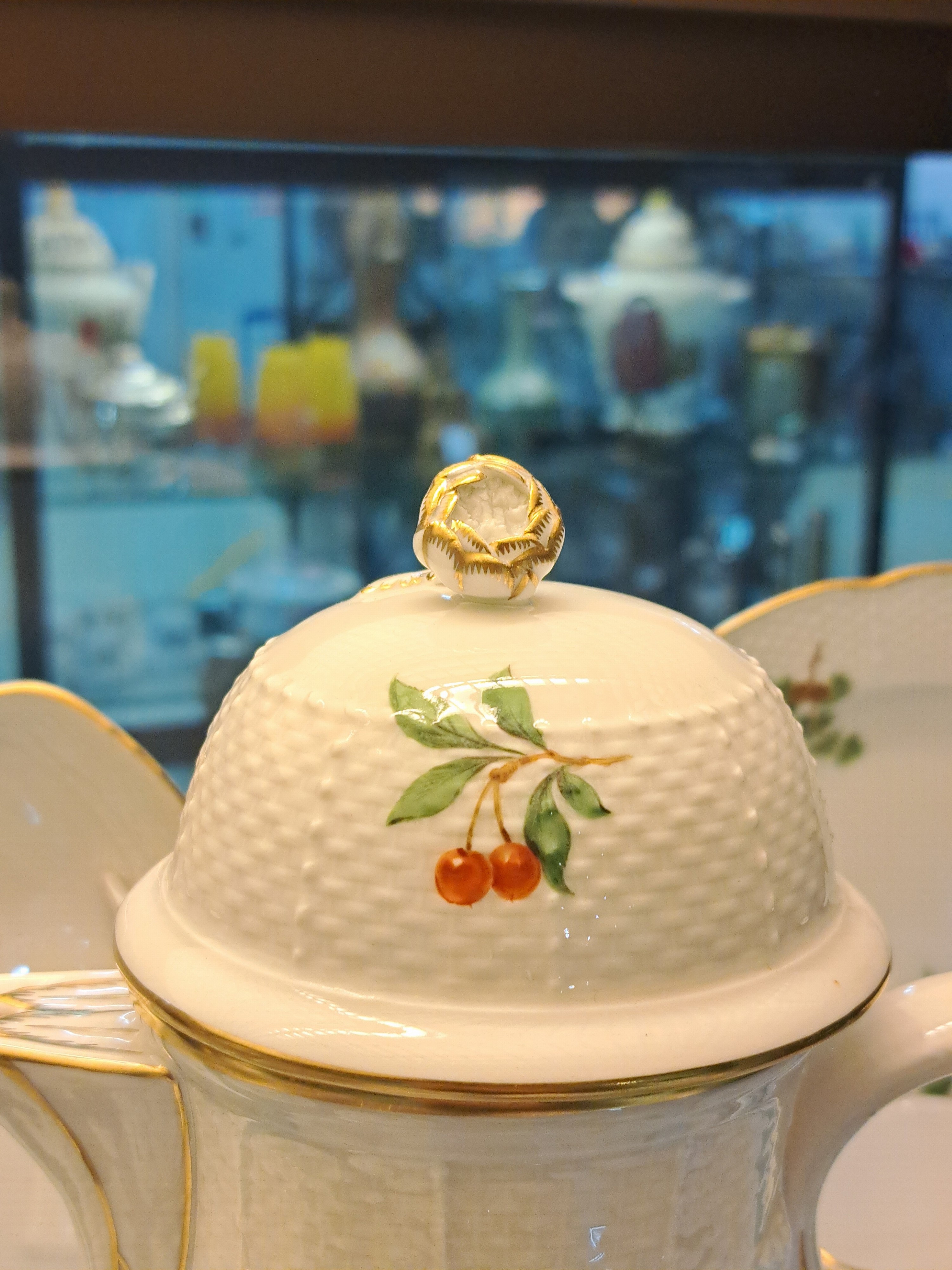 Detail g: Kaffeeservice, Meissen, Vogeldekor, Form "Alt-Ozier", komplett für 6 Personen, Porzellan, feine polychrome Vogelmalerei von heimischem ...
