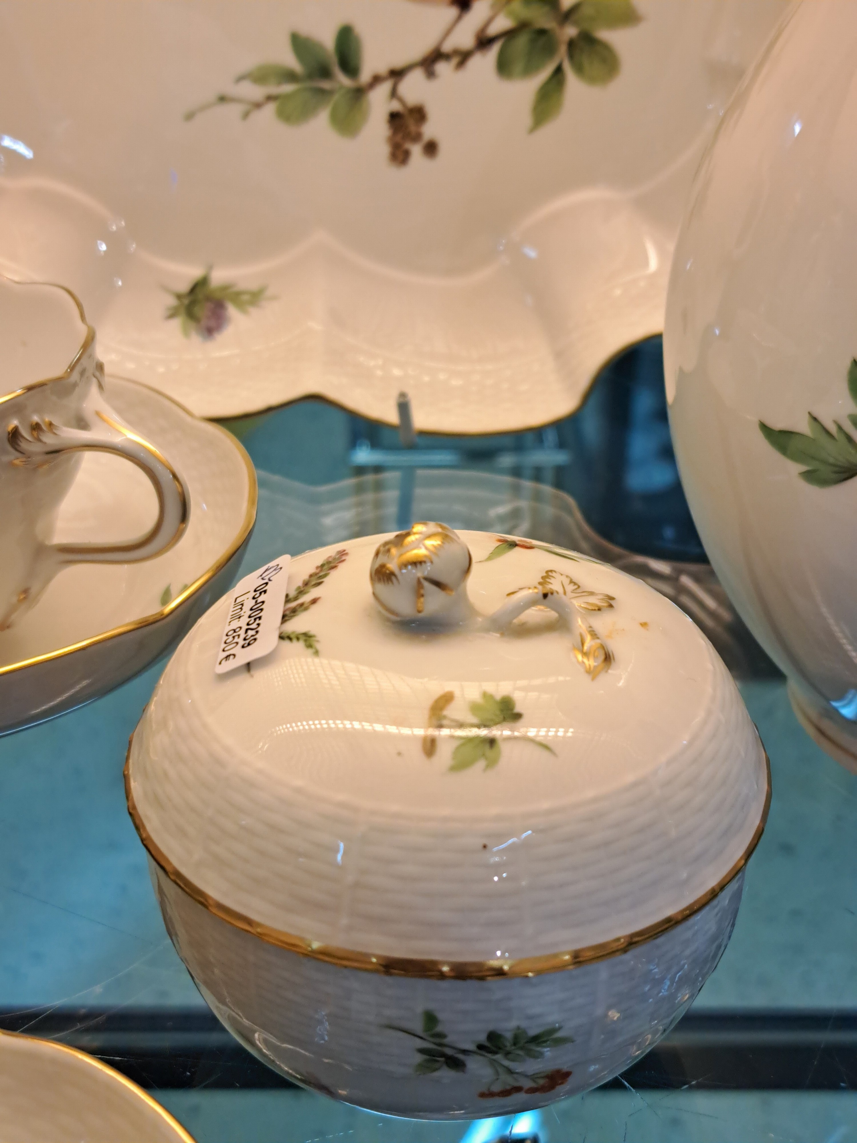 Detail h: Kaffeeservice, Meissen, Vogeldekor, Form "Alt-Ozier", komplett für 6 Personen, Porzellan, feine polychrome Vogelmalerei von heimischem ...