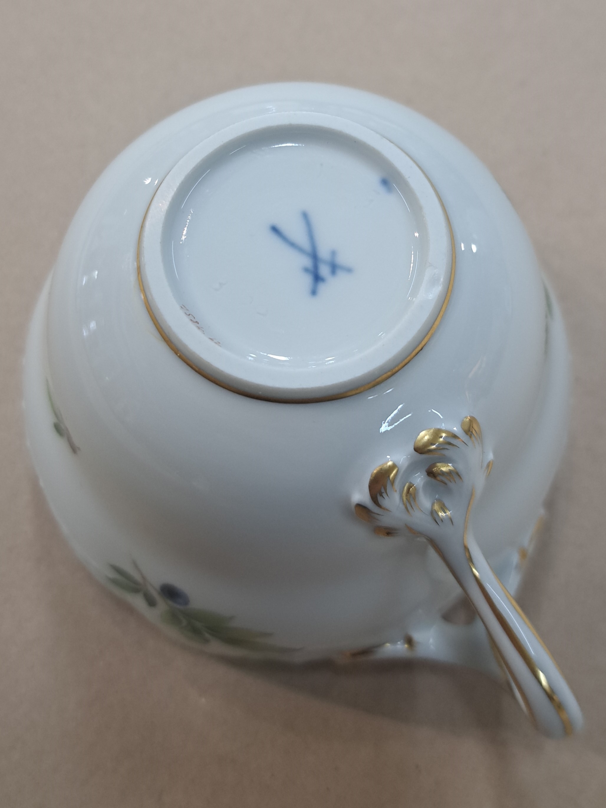 Detail k: Kaffeeservice, Meissen, Vogeldekor, Form "Alt-Ozier", komplett für 6 Personen, Porzellan, feine polychrome Vogelmalerei von heimischem ...