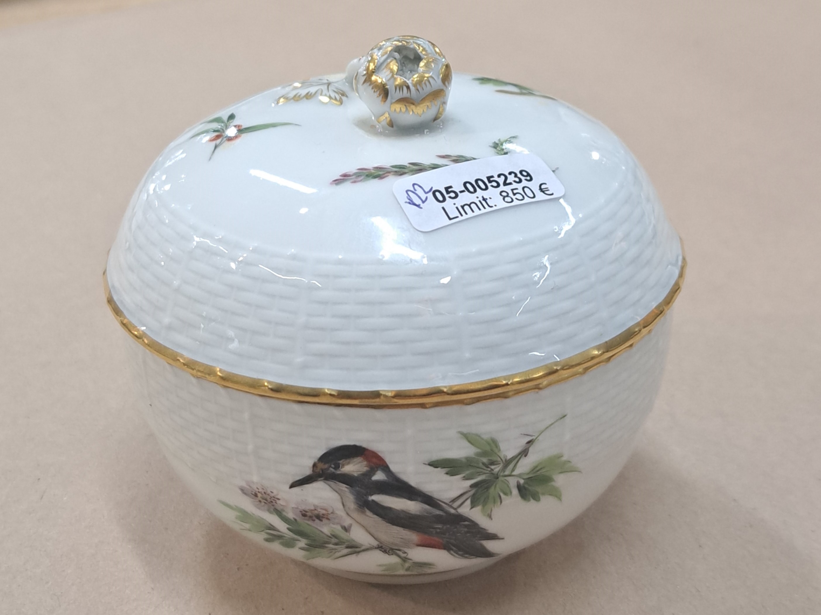 Detail n: Kaffeeservice, Meissen, Vogeldekor, Form "Alt-Ozier", komplett für 6 Personen, Porzellan, feine polychrome Vogelmalerei von heimischem ...